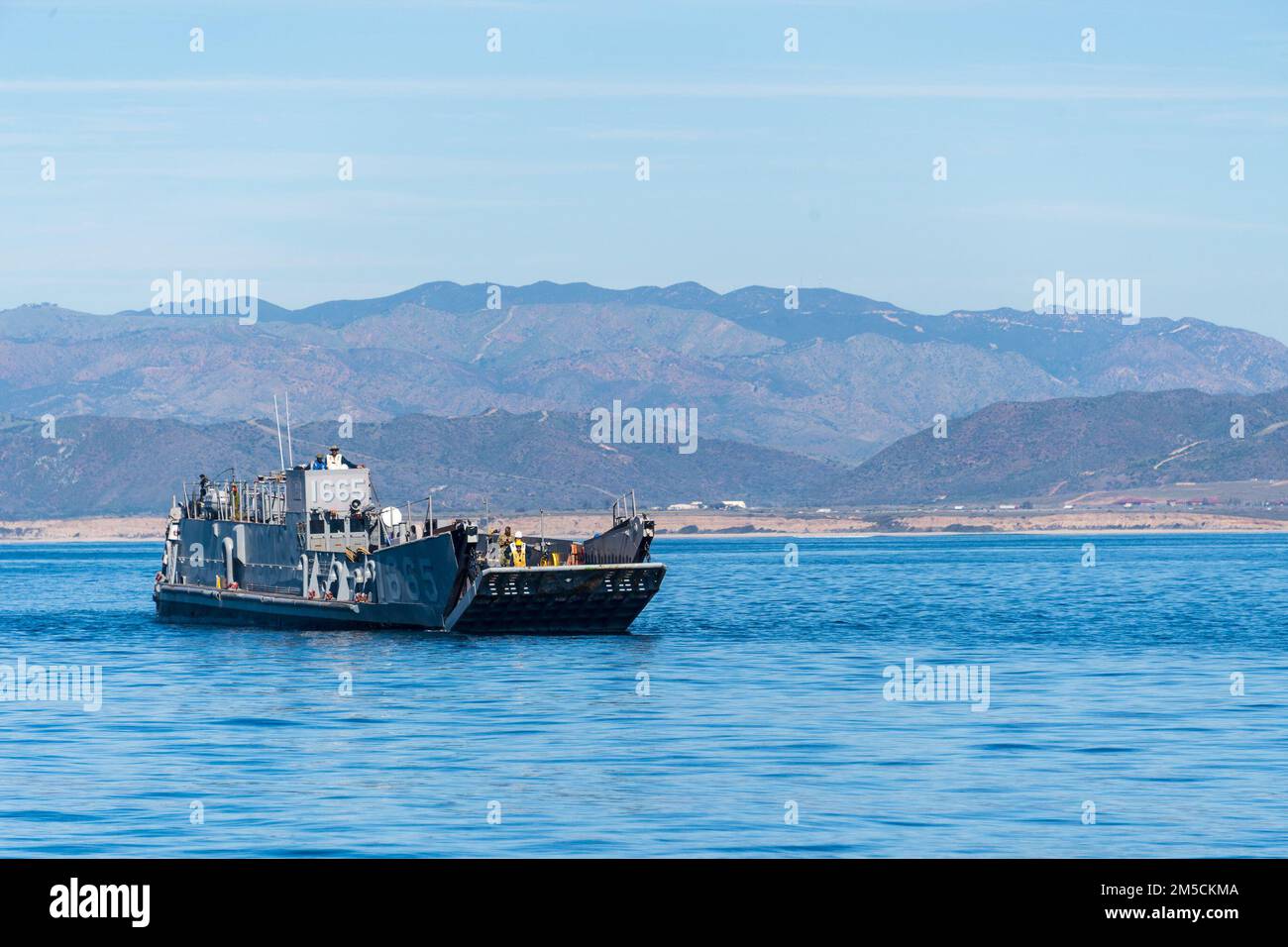 220302-N-VQ947-1108 OCEANO PACIFICO (2 marzo 2022) — Un'imbarcazione da sbarco, utility (LCU) si avvicina alla banchina di trasporto anfibio di classe San Antonio USS Portland (LPD 27) per un matrimonio con porta di poppa, il 2 marzo 2022. Marinai e marines dell'Essex Amphhibious Ready Group (ARG) e dell'unità marittima di spedizione 11th (MEU) stanno conducendo operazioni di routine nella flotta degli Stati Uniti 3rd. Foto Stock