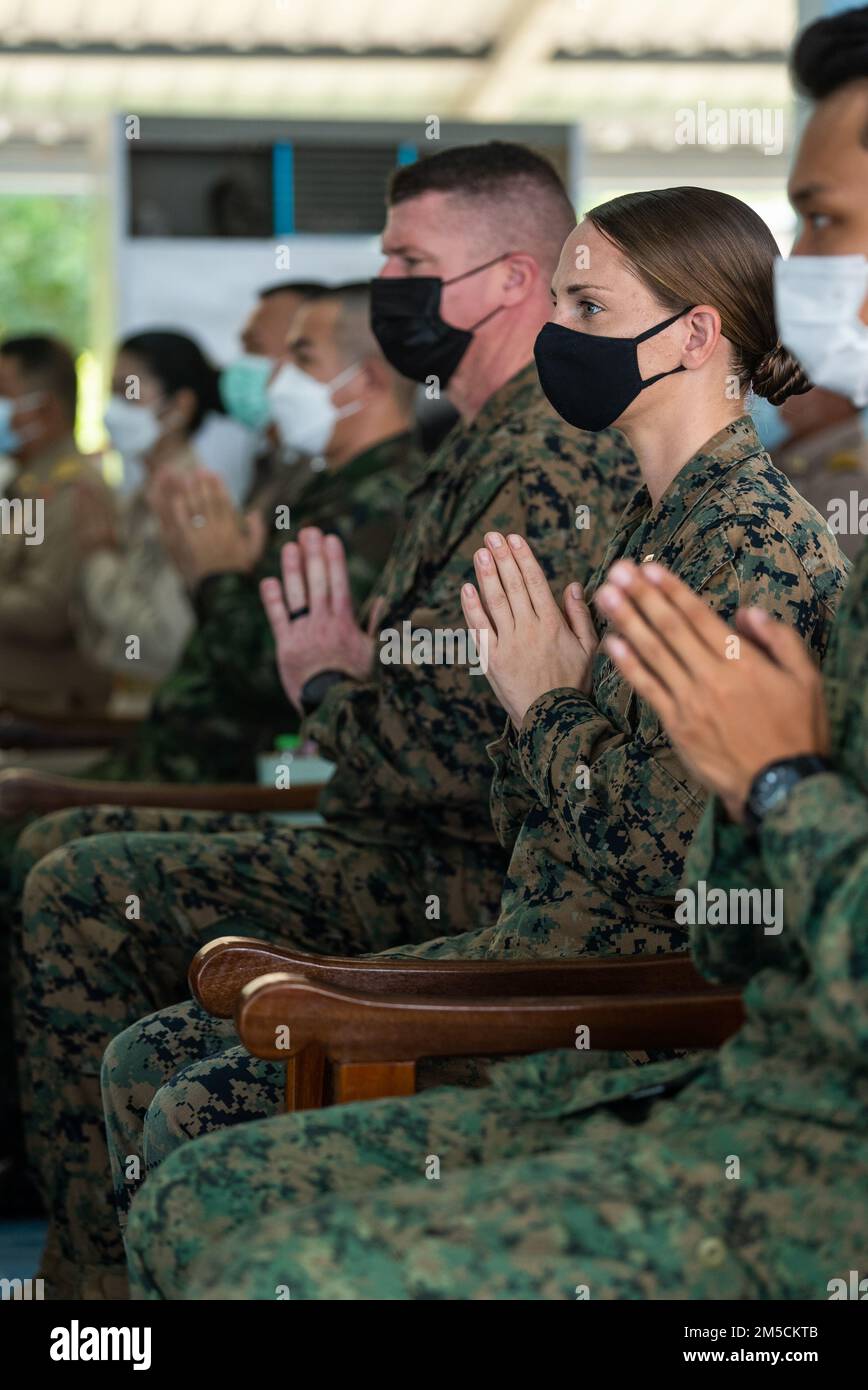 STATI UNITI Corpo marino 1st. Michelle Traub, un ingegnere di combattimento ufficiale con 9th Engineer Support Battalion, 3rd Marine Logistics Group, partecipa alla cerimonia di apertura di una nuova classe durante l'esercizio Cobra Gold 2022 presso la Wat Khlong Takian School, Chanthaburi, Regno di Thailandia, 2 marzo 2022. I Marines del 9th ESB, insieme alle forze armate di Singapore e al Royal Thai Marine Corps, costruirono una nuova classe durante l'esercizio per la Wat Khlong Takian School, una scuola elementare nel distretto di Khao Khitchakut. Traub servì come ufficiale responsabile dei 9th Marines ESB che contribuirono a costruire il Foto Stock