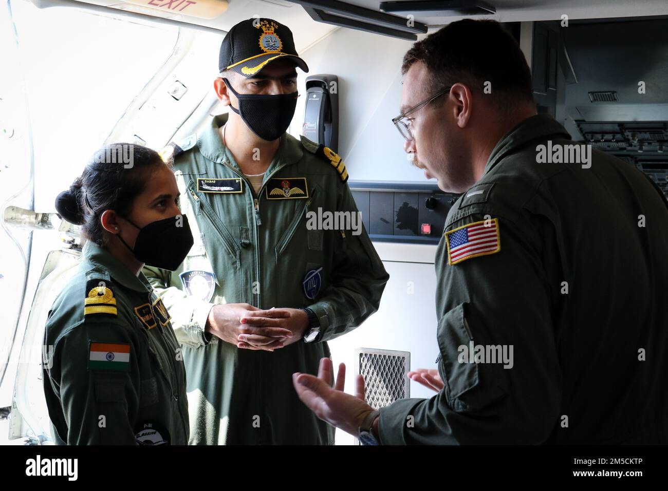 INS sega, India (2 marzo 2022) – Lt Mason Hicks, pilota assegnato ai ‘Golden Swordsmen’ di Patrol Squadron (VP) 47, parla con i membri dell’Indian Naval Air Squadron 312 prima di un volo per l’esercizio Navale multilaterale ‘MILAN 2022’ a INS Dega, India, 2 marzo 2022. VP-47 è attualmente schierato a NAF Misawa, Giappone che conduce le operazioni di pattuglia e ricognizione marittima e di sensibilizzazione teatrale all'interno dell'area delle operazioni della flotta degli Stati Uniti 7th (C7F) a sostegno di Commander, Task Force 72, C7F e U.S. Obiettivi del comando Indo-Pacific in tutta la regione. Foto Stock