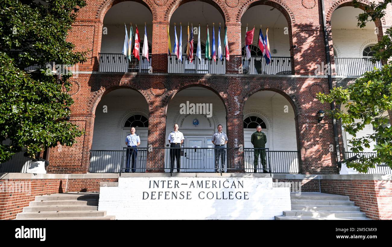 La leadership dell'Inter-American Defense College accoglie il Lt. Gen. Cristian Roberto Guedelhoefer Erbetta, addetto alla difesa cilena al campus di ft. McNair, Washington, D.C., 2 marzo 2022. Durante la visita il visitatore ha partecipato ad una chiamata d'ufficio con la leadership e discusso la futura collaborazione con l'IADC. Foto Stock