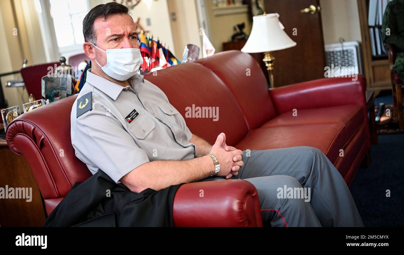 La leadership dell'Inter-American Defense College accoglie il Lt. Gen. Cristian Roberto Guedelhoefer Erbetta, addetto alla difesa cilena al campus di ft. McNair, Washington, D.C., 2 marzo 2022. Durante la visita il visitatore ha partecipato ad una chiamata d'ufficio con la leadership e discusso la futura collaborazione con l'IADC. Foto Stock