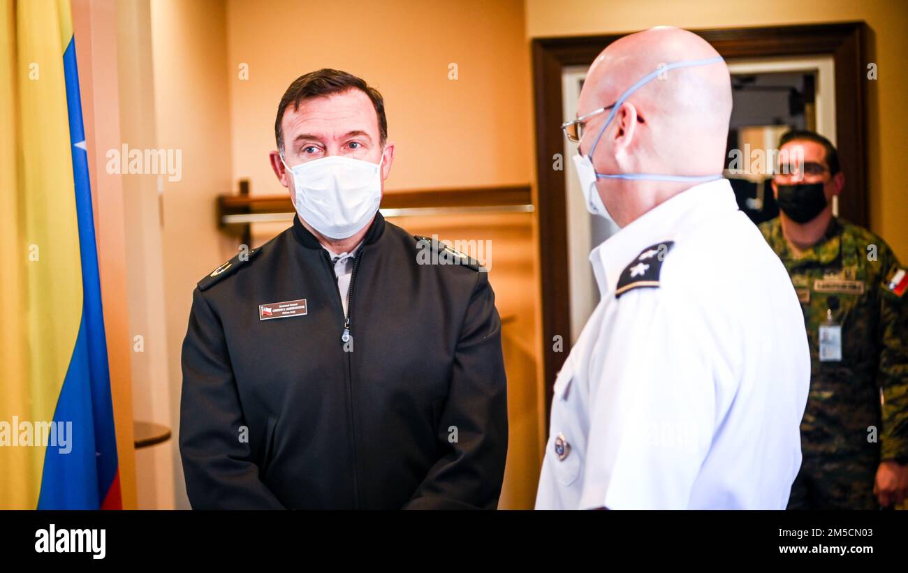 La leadership dell'Inter-American Defense College accoglie il Lt. Gen. Cristian Roberto Guedelhoefer Erbetta, addetto alla difesa cilena al campus di ft. McNair, Washington, D.C., 2 marzo 2022. Durante la visita il visitatore ha partecipato ad una chiamata d'ufficio con la leadership e discusso la futura collaborazione con l'IADC. Foto Stock