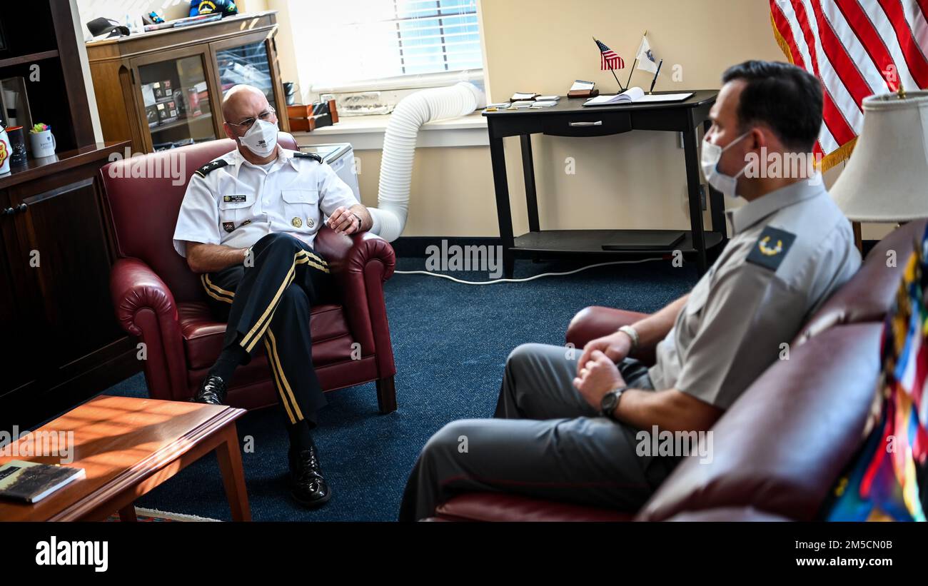 La leadership dell'Inter-American Defense College accoglie il Lt. Gen. Cristian Roberto Guedelhoefer Erbetta, addetto alla difesa cilena al campus di ft. McNair, Washington, D.C., 2 marzo 2022. Durante la visita il visitatore ha partecipato ad una chiamata d'ufficio con la leadership e discusso la futura collaborazione con l'IADC. Foto Stock