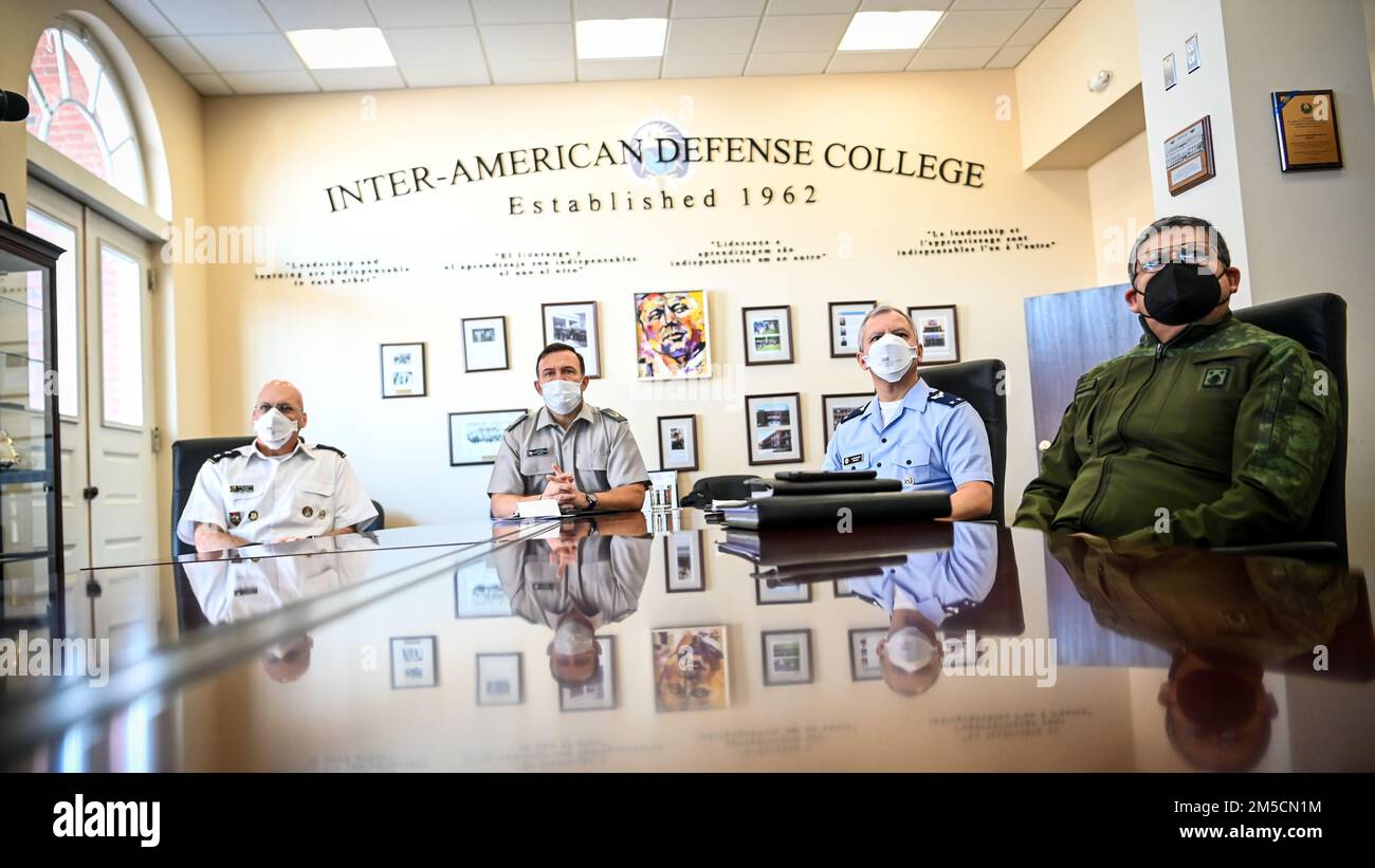La leadership dell'Inter-American Defense College accoglie il Lt. Gen. Cristian Roberto Guedelhoefer Erbetta, addetto alla difesa cilena al campus di ft. McNair, Washington, D.C., 2 marzo 2022. Durante la visita il visitatore ha partecipato ad una chiamata d'ufficio con la leadership e discusso la futura collaborazione con l'IADC. Foto Stock