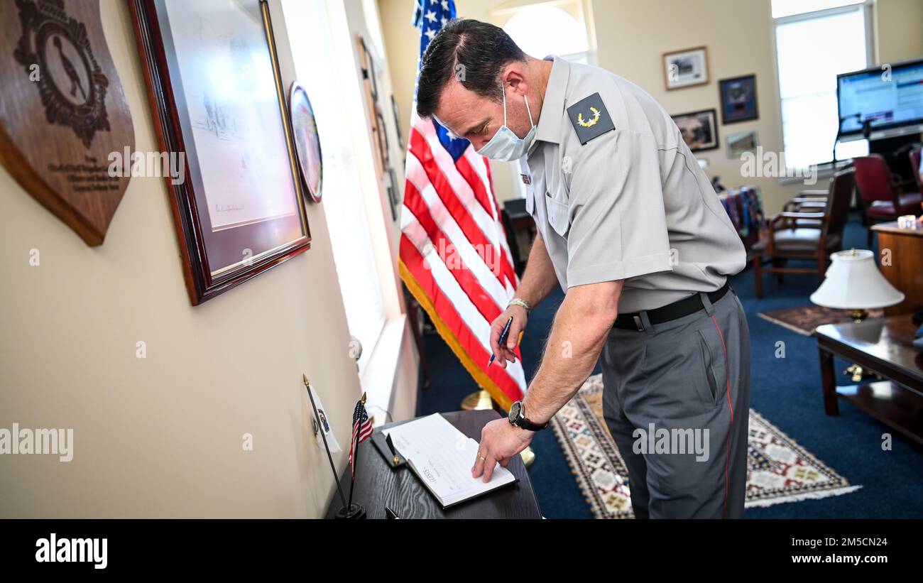 La leadership dell'Inter-American Defense College accoglie il Lt. Gen. Cristian Roberto Guedelhoefer Erbetta, addetto alla difesa cilena al campus di ft. McNair, Washington, D.C., 2 marzo 2022. Durante la visita il visitatore ha partecipato ad una chiamata d'ufficio con la leadership e discusso la futura collaborazione con l'IADC. Foto Stock