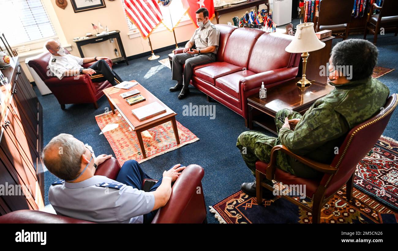 La leadership dell'Inter-American Defense College accoglie il Lt. Gen. Cristian Roberto Guedelhoefer Erbetta, addetto alla difesa cilena al campus di ft. McNair, Washington, D.C., 2 marzo 2022. Durante la visita il visitatore ha partecipato ad una chiamata d'ufficio con la leadership e discusso la futura collaborazione con l'IADC. Foto Stock