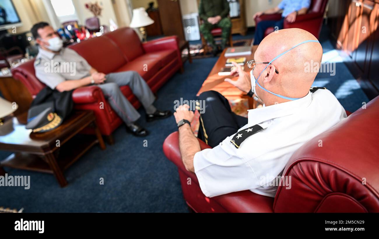 La leadership dell'Inter-American Defense College accoglie il Lt. Gen. Cristian Roberto Guedelhoefer Erbetta, addetto alla difesa cilena al campus di ft. McNair, Washington, D.C., 2 marzo 2022. Durante la visita il visitatore ha partecipato ad una chiamata d'ufficio con la leadership e discusso la futura collaborazione con l'IADC. Foto Stock