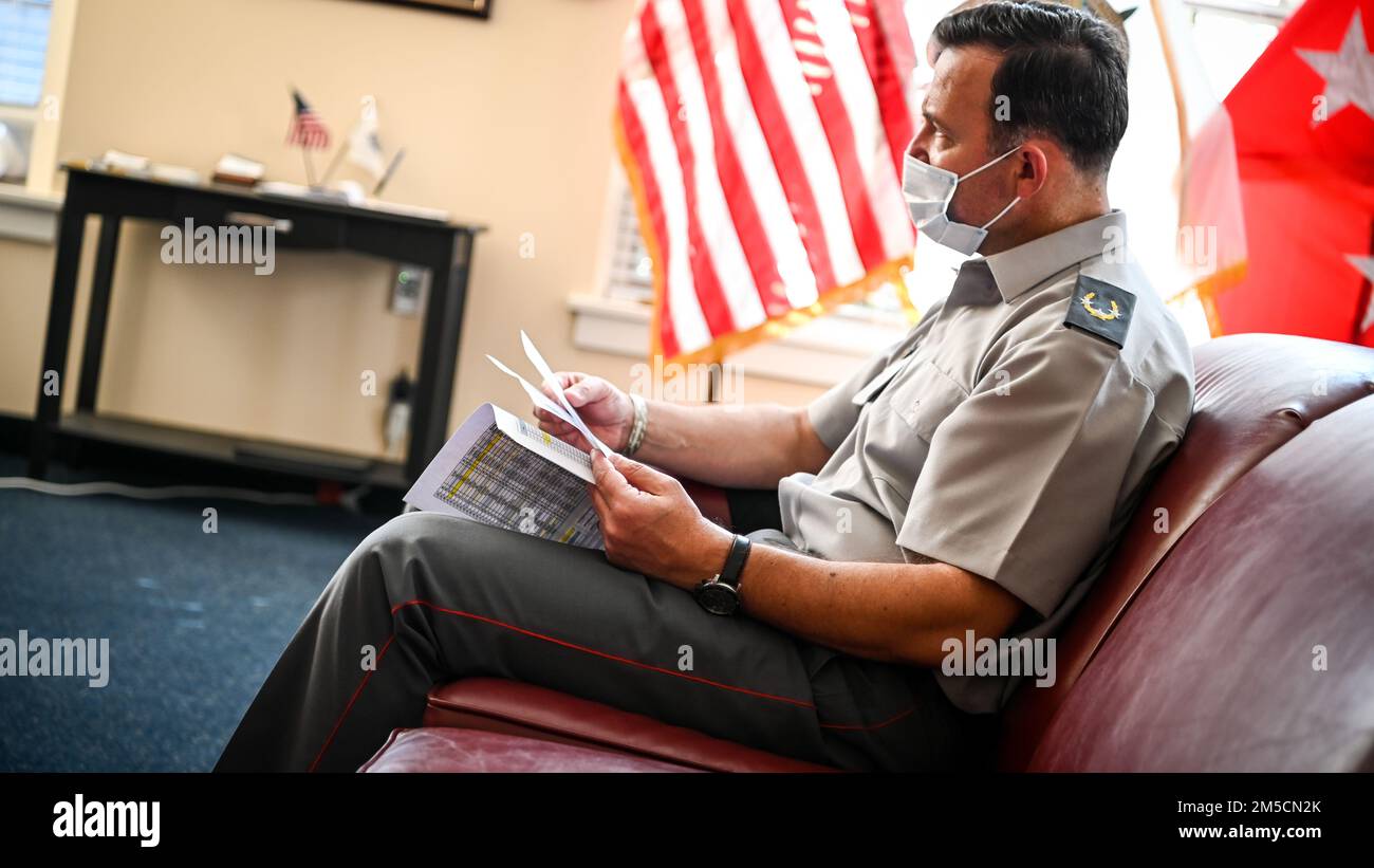 La leadership dell'Inter-American Defense College accoglie il Lt. Gen. Cristian Roberto Guedelhoefer Erbetta, addetto alla difesa cilena al campus di ft. McNair, Washington, D.C., 2 marzo 2022. Durante la visita il visitatore ha partecipato ad una chiamata d'ufficio con la leadership e discusso la futura collaborazione con l'IADC. Foto Stock