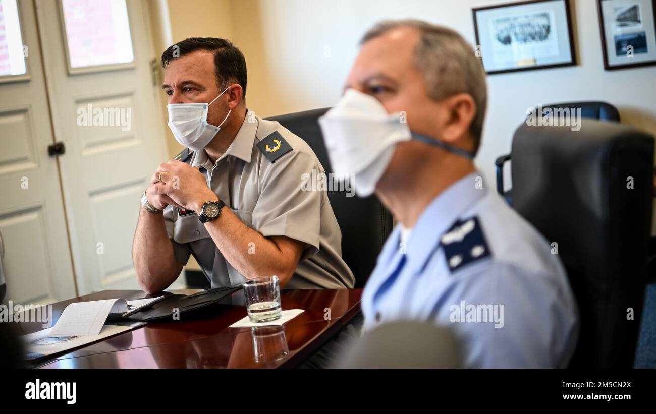 La leadership dell'Inter-American Defense College accoglie il Lt. Gen. Cristian Roberto Guedelhoefer Erbetta, addetto alla difesa cilena al campus di ft. McNair, Washington, D.C., 2 marzo 2022. Durante la visita il visitatore ha partecipato ad una chiamata d'ufficio con la leadership e discusso la futura collaborazione con l'IADC. Foto Stock