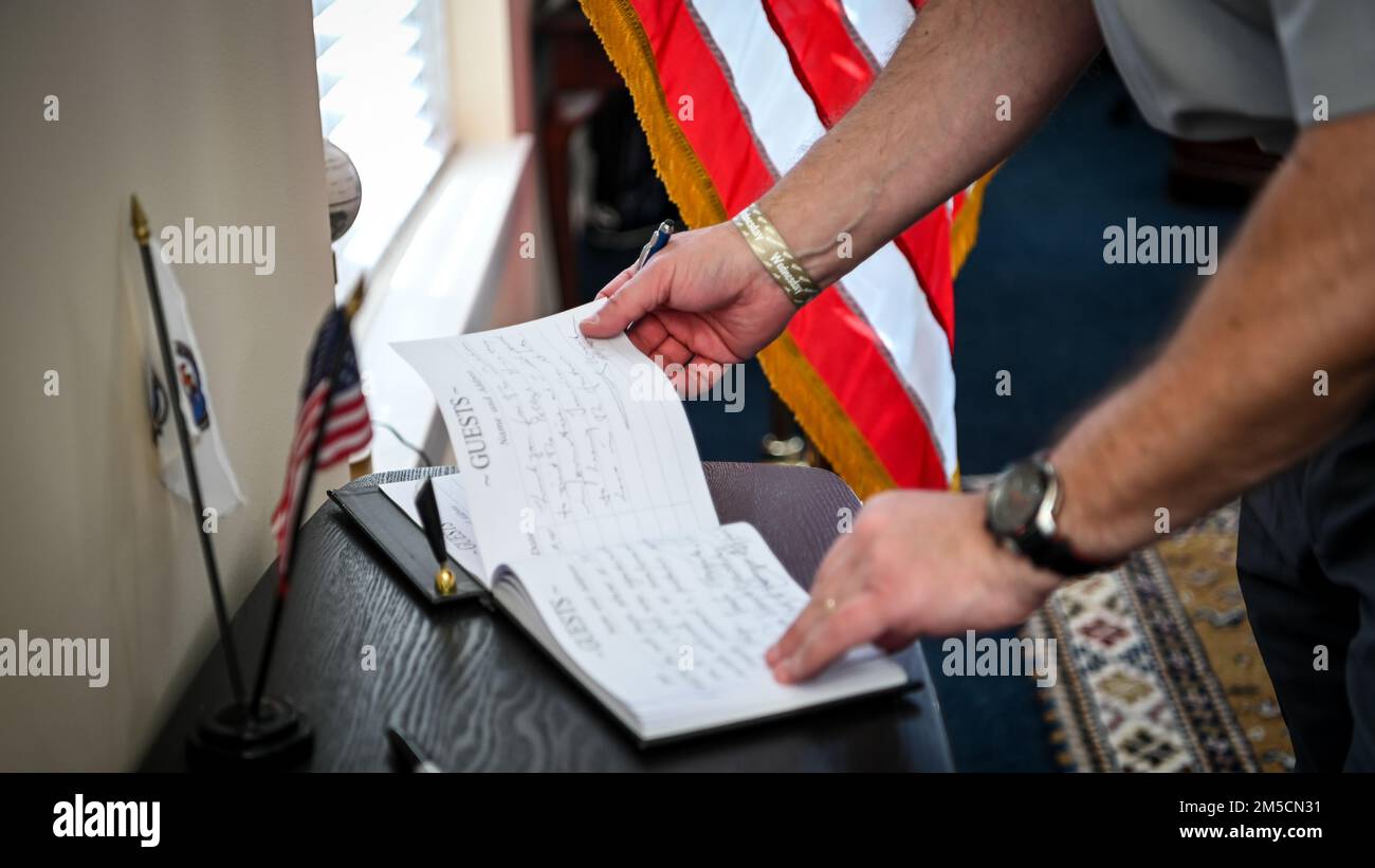 La leadership dell'Inter-American Defense College accoglie il Lt. Gen. Cristian Roberto Guedelhoefer Erbetta, addetto alla difesa cilena al campus di ft. McNair, Washington, D.C., 2 marzo 2022. Durante la visita il visitatore ha partecipato ad una chiamata d'ufficio con la leadership e discusso la futura collaborazione con l'IADC. Foto Stock