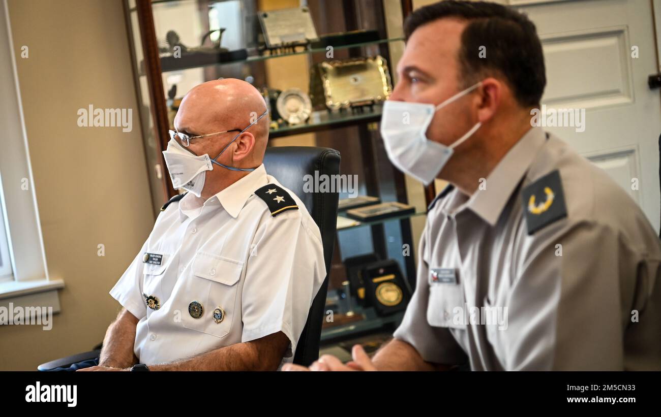 La leadership dell'Inter-American Defense College accoglie il Lt. Gen. Cristian Roberto Guedelhoefer Erbetta, addetto alla difesa cilena al campus di ft. McNair, Washington, D.C., 2 marzo 2022. Durante la visita il visitatore ha partecipato ad una chiamata d'ufficio con la leadership e discusso la futura collaborazione con l'IADC. Foto Stock