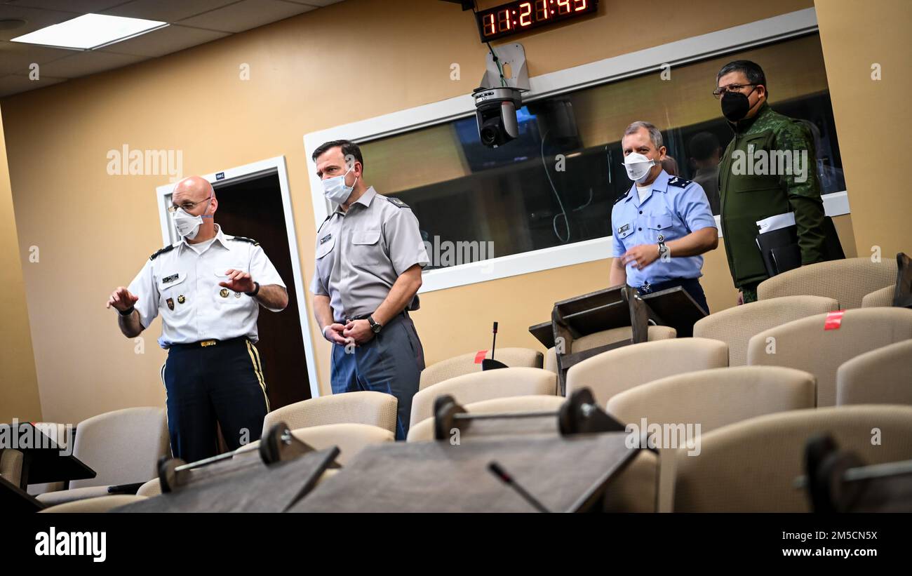La leadership dell'Inter-American Defense College accoglie il Lt. Gen. Cristian Roberto Guedelhoefer Erbetta, addetto alla difesa cilena al campus di ft. McNair, Washington, D.C., 2 marzo 2022. Durante la visita il visitatore ha partecipato ad una chiamata d'ufficio con la leadership e discusso la futura collaborazione con l'IADC. Foto Stock