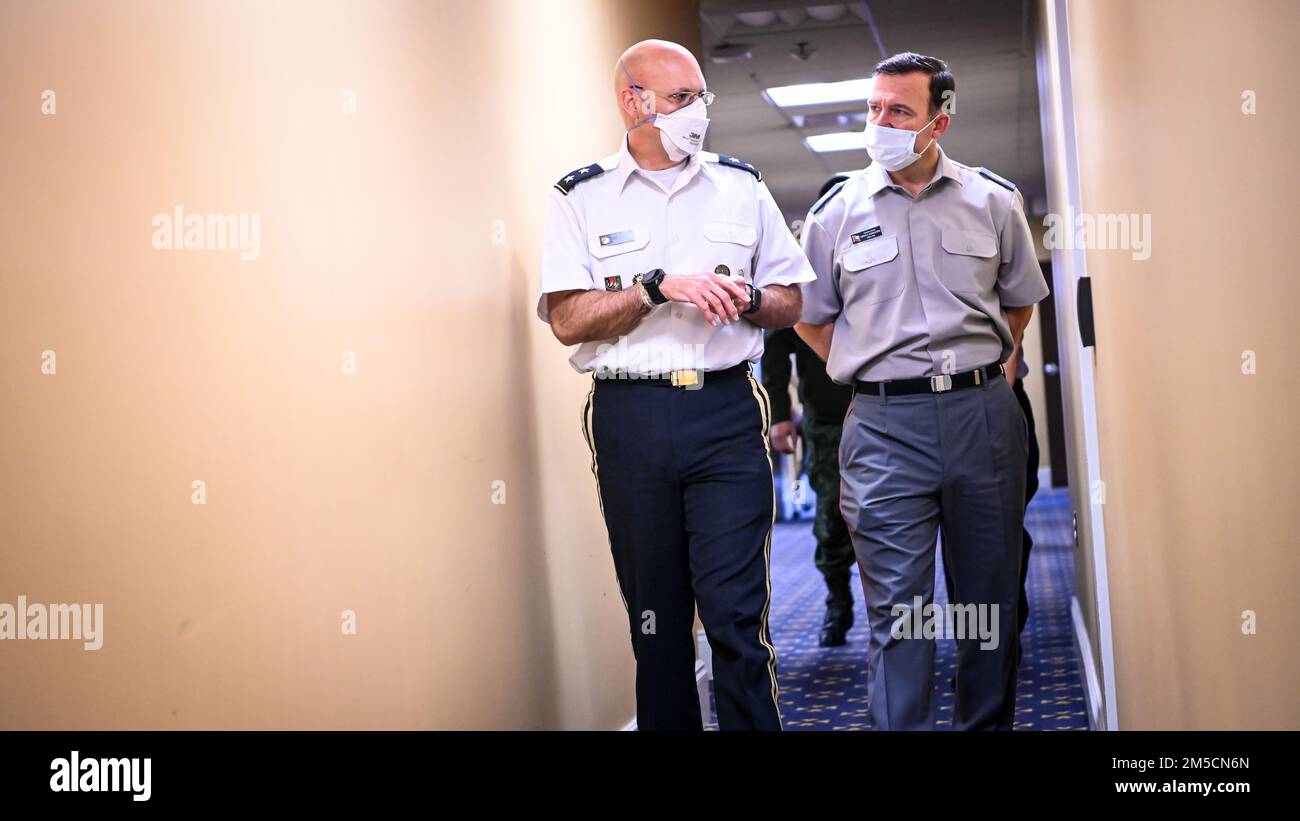 La leadership dell'Inter-American Defense College accoglie il Lt. Gen. Cristian Roberto Guedelhoefer Erbetta, addetto alla difesa cilena al campus di ft. McNair, Washington, D.C., 2 marzo 2022. Durante la visita il visitatore ha partecipato ad una chiamata d'ufficio con la leadership e discusso la futura collaborazione con l'IADC. Foto Stock