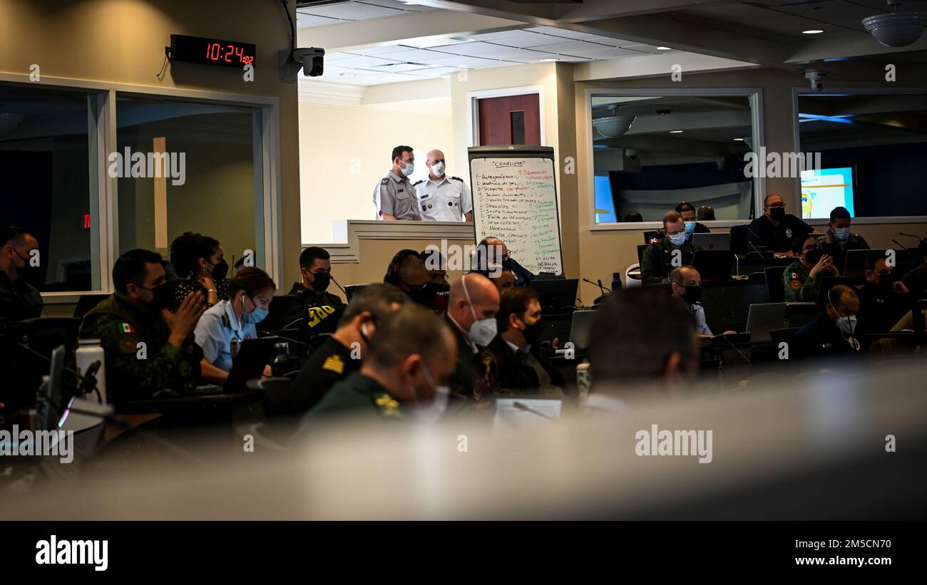 La leadership dell'Inter-American Defense College accoglie il Lt. Gen. Cristian Roberto Guedelhoefer Erbetta, addetto alla difesa cilena al campus di ft. McNair, Washington, D.C., 2 marzo 2022. Durante la visita il visitatore ha partecipato ad una chiamata d'ufficio con la leadership e discusso la futura collaborazione con l'IADC. Foto Stock