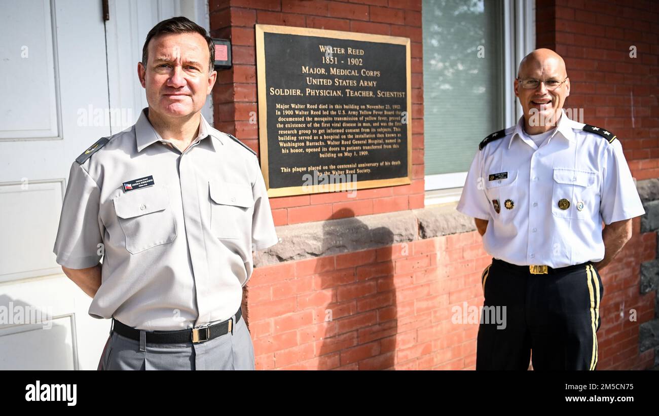 La leadership dell'Inter-American Defense College accoglie il Lt. Gen. Cristian Roberto Guedelhoefer Erbetta, addetto alla difesa cilena al campus di ft. McNair, Washington, D.C., 2 marzo 2022. Durante la visita il visitatore ha partecipato ad una chiamata d'ufficio con la leadership e discusso la futura collaborazione con l'IADC. Foto Stock
