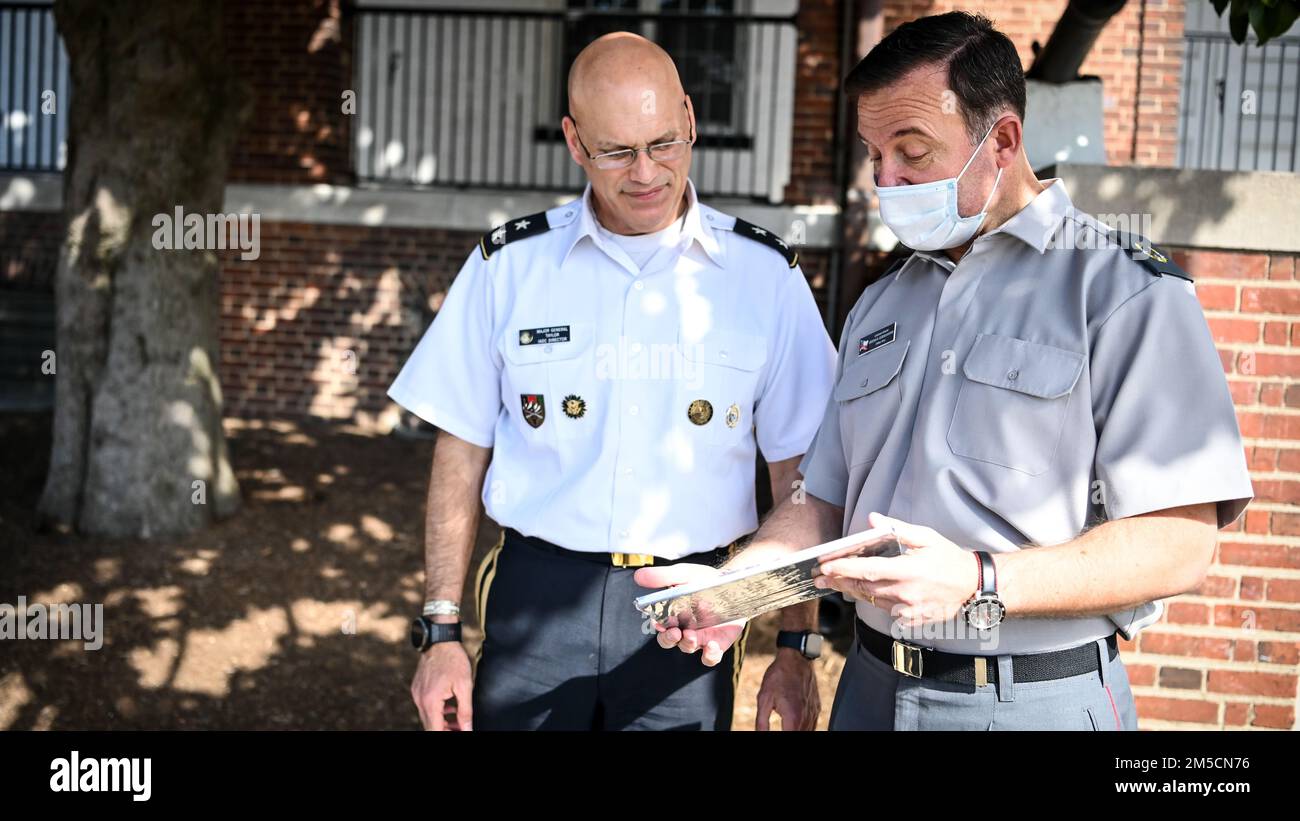 La leadership dell'Inter-American Defense College accoglie il Lt. Gen. Cristian Roberto Guedelhoefer Erbetta, addetto alla difesa cilena al campus di ft. McNair, Washington, D.C., 2 marzo 2022. Durante la visita il visitatore ha partecipato ad una chiamata d'ufficio con la leadership e discusso la futura collaborazione con l'IADC. Foto Stock