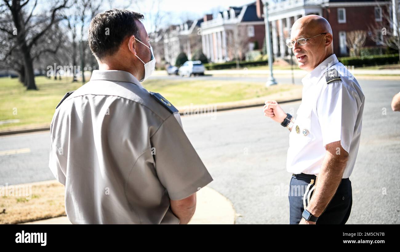La leadership dell'Inter-American Defense College accoglie il Lt. Gen. Cristian Roberto Guedelhoefer Erbetta, addetto alla difesa cilena al campus di ft. McNair, Washington, D.C., 2 marzo 2022. Durante la visita il visitatore ha partecipato ad una chiamata d'ufficio con la leadership e discusso la futura collaborazione con l'IADC. Foto Stock