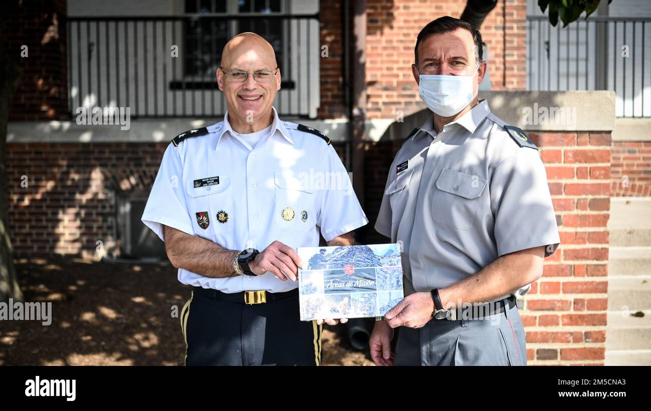 La leadership dell'Inter-American Defense College accoglie il Lt. Gen. Cristian Roberto Guedelhoefer Erbetta, addetto alla difesa cilena al campus di ft. McNair, Washington, D.C., 2 marzo 2022. Durante la visita il visitatore ha partecipato ad una chiamata d'ufficio con la leadership e discusso la futura collaborazione con l'IADC. Foto Stock