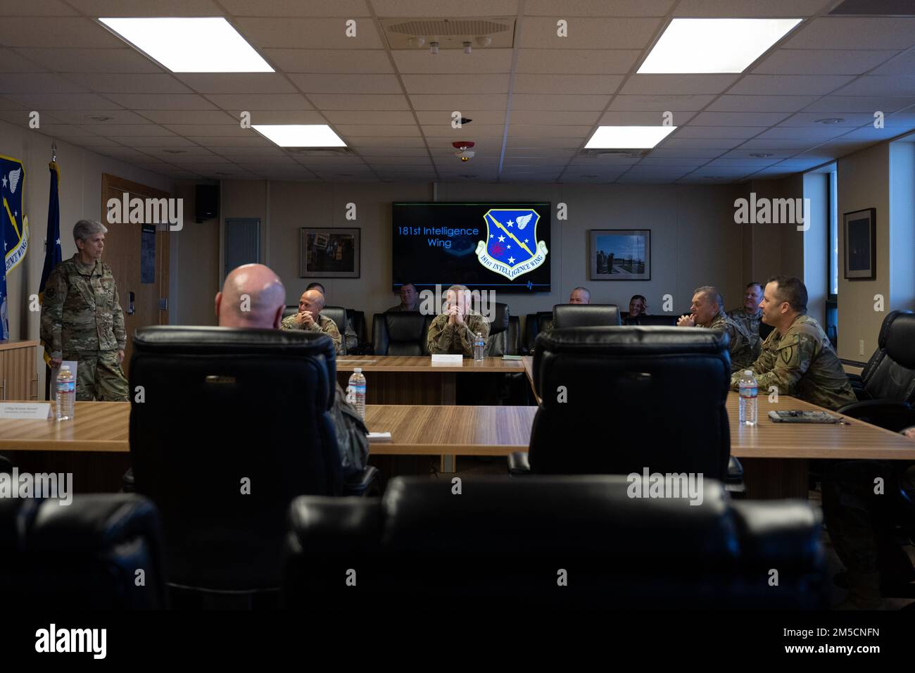 STATI UNITI Esercito Brig. Il generale Justin L. Mann, direttore del personale congiunto, Indiana National Guard, a destra, ascolta gli Stati Uniti Tami A. Saylor, comandante di ala, 181st Intelligence Wing, breve le capacità e i piani futuri del 181st IW durante un tour di base del 2 marzo 2022. Durante il tour, Mann si è incontrato con Airman per saperne di più sul loro lavoro. Foto Stock