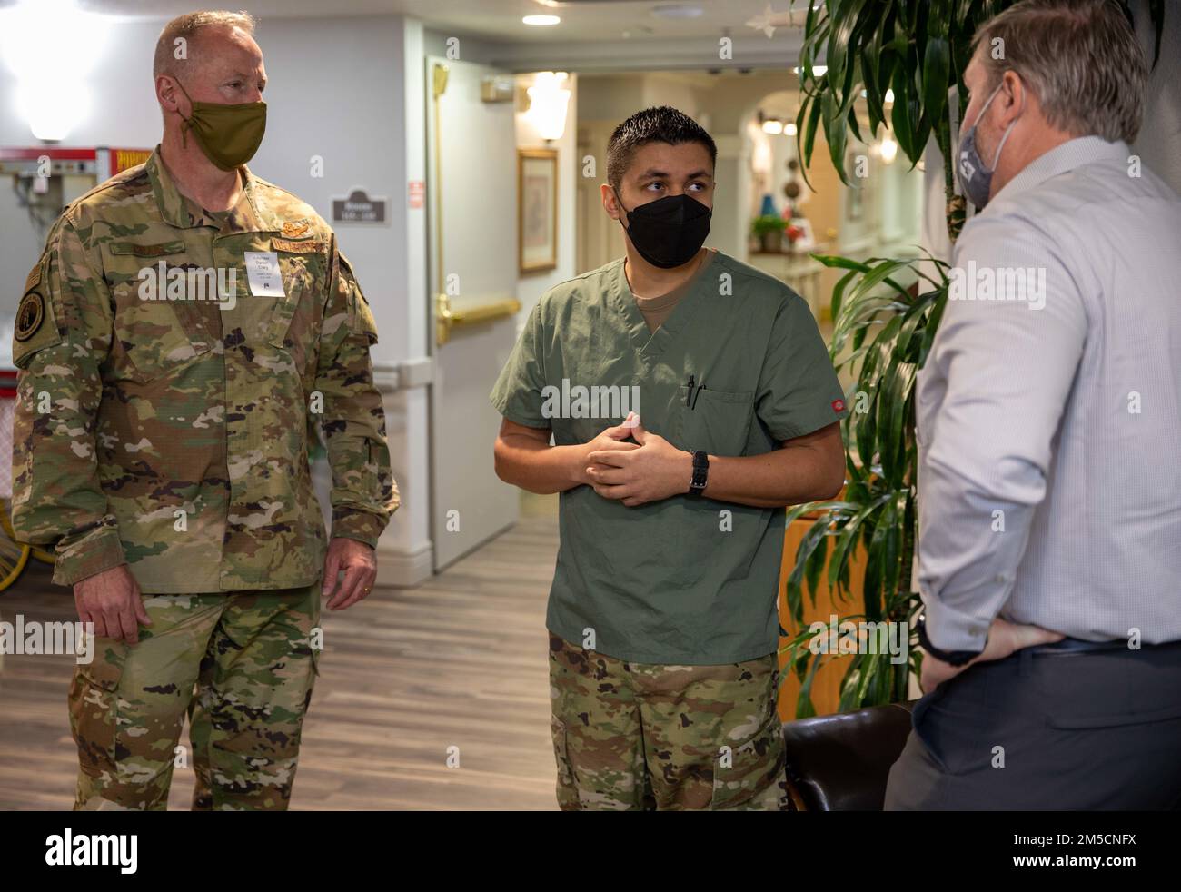 Brig. Il generale Darwin Craig, direttore del personale congiunto, della Guardia Nazionale dello Utah, e Jared Wandell, responsabile della gestione delle emergenze, della Guardia Nazionale dello Utah, Christopher Herrera, membro della Joint Task Force COVID-19, presso Southgate Senior Living, ha parlato della sua esperienza nelle strutture di assistenza senior di St George, Utah, il 2 marzo 2022. Alla luce delle recenti carenze di personale sanitario, Craig è stato accolto con gratitudine e osservazioni illuminanti da parte dei membri del consiglio di amministrazione e del personale in merito al sostegno dei membri della Guardia Nazionale dello Utah della Joint Task Force COVID-19 mentre visitava le strutture sanitarie in Foto Stock