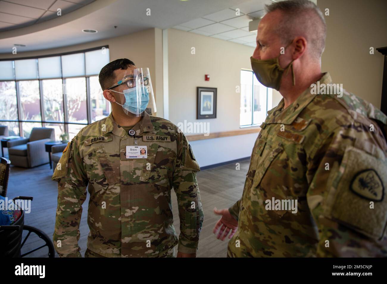Brig. Il generale Darwin Craig, direttore della Guardia Nazionale dello Utah, ha parlato con il PFC. David Bravo, membro della COVID-19 Joint Task Force, della sua esperienza presso la Southern Utah Veterans Home a Ivins, Utah, il 2 marzo 2022. Alla luce delle recenti carenze di personale sanitario, Craig è stato accolto con gratitudine e osservazioni illuminanti da parte dei membri del consiglio di amministrazione e del personale per quanto riguarda il sostegno dei membri della Guardia Nazionale dello Utah della Joint Task Force COVID-19 mentre visitava le strutture sanitarie di St George. Foto Stock