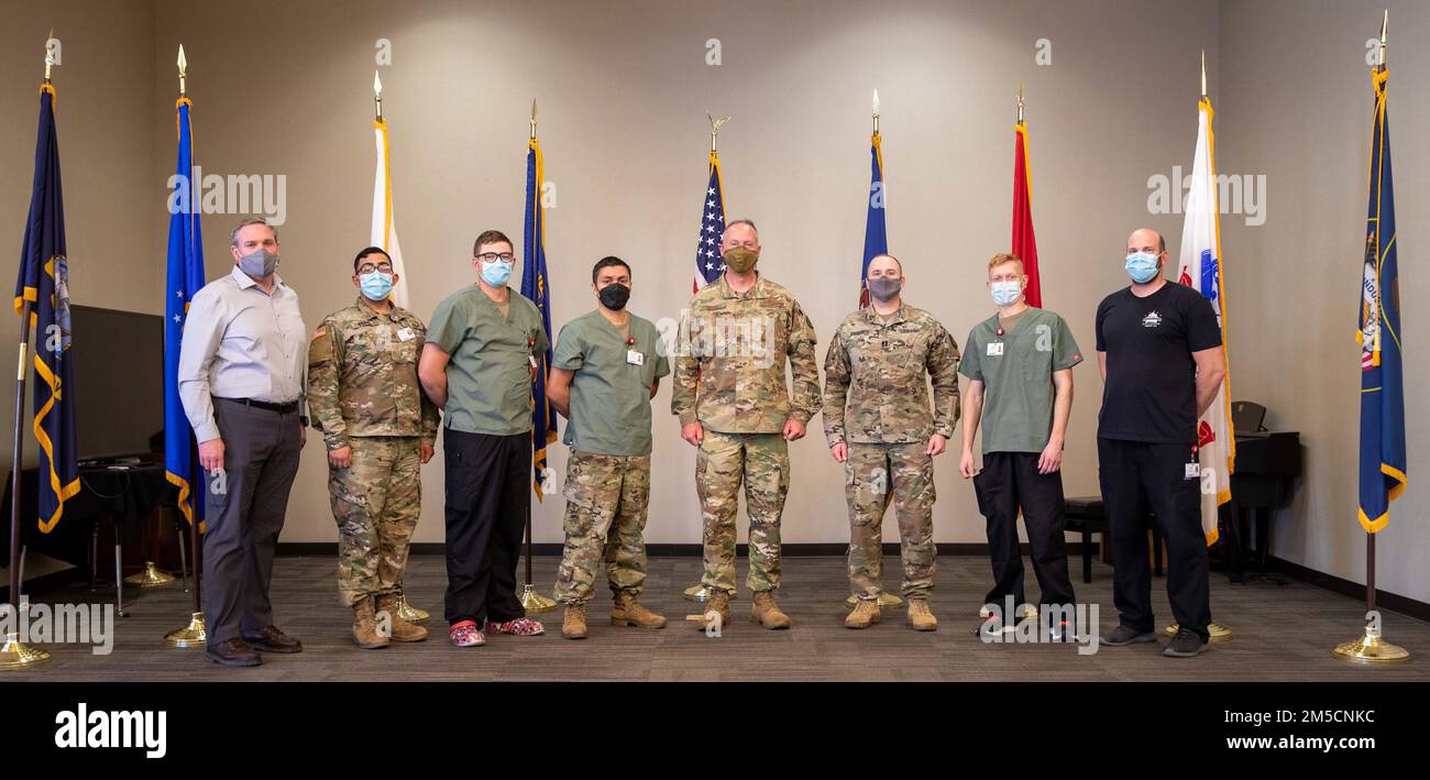 Brig. Il generale Darwin Craig, direttore del personale congiunto, della Guardia Nazionale dello Utah, e Jared Wandell, responsabile della gestione delle emergenze, della Guardia Nazionale dello Utah, Visita con i membri della Guardia Nazionale dello Utah della Joint Task Force COVID-19 che serve alla Casa dei Veterani dello Utah meridionale a Ivins, Utah, il 2 marzo 2022. Alla luce delle recenti carenze di personale sanitario, Craig è stato accolto con gratitudine e osservazioni illuminanti da parte dei membri del consiglio di amministrazione e del personale per quanto riguarda il sostegno dei membri della Guardia Nazionale dello Utah della Joint Task Force COVID-19 mentre visitava le strutture sanitarie di St George. Foto Stock