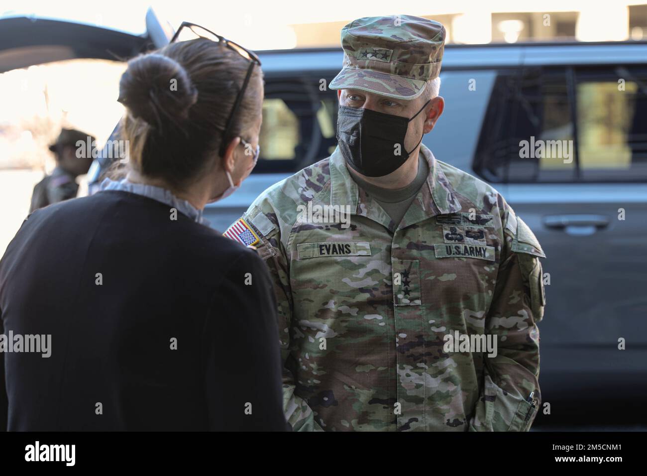 SALT LAKE CITY, Utah – Tracey Nixon, a sinistra, il responsabile infermieristico della University of Utah Health, saluta il Gen. John R. Evans, a destra, comandante generale degli Stati Uniti Army North, quando arriva all'University of Utah Hospital di Salt Lake City, Utah, 2 marzo 2022. Evans ha visitato con il personale dell'ospedale e ha incontrato un team medico della Marina che lavorerà fianco a fianco con i professionisti medici civili a sostegno delle continue operazioni di risposta COVID del Dipartimento della Difesa. STATI UNITI Northern Command, attraverso gli Stati Uniti Army North, rimane impegnata a fornire supporto flessibile al Dipartimento della Difesa Foto Stock