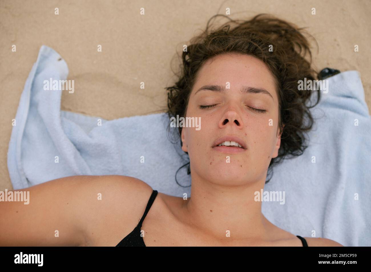 Ritratto di donna vista in spiaggia Foto Stock