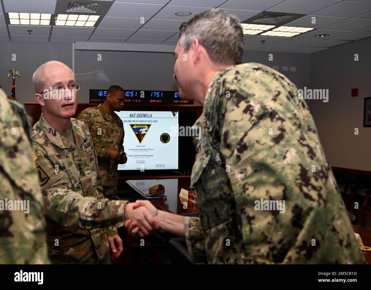 220302-N-OX321-1005 STAZIONE AERONAVALE SIGONELLA, Italia (2 marzo 2022) il Capo Kevin Pickard, Stazione aeronavale Sigonella comandante ufficiale, incontra il Lt. Gen. Ron Place, direttore dell'Agenzia della Difesa sanitaria, su NAS Sigonella, 2 marzo, 2022. La posizione strategica di NAS Sigonella consente alle forze nazionali statunitensi, alleate e partner di schierarsi e rispondere come richiesto per garantire sicurezza e stabilità in Europa, Africa e comando centrale. Foto Stock