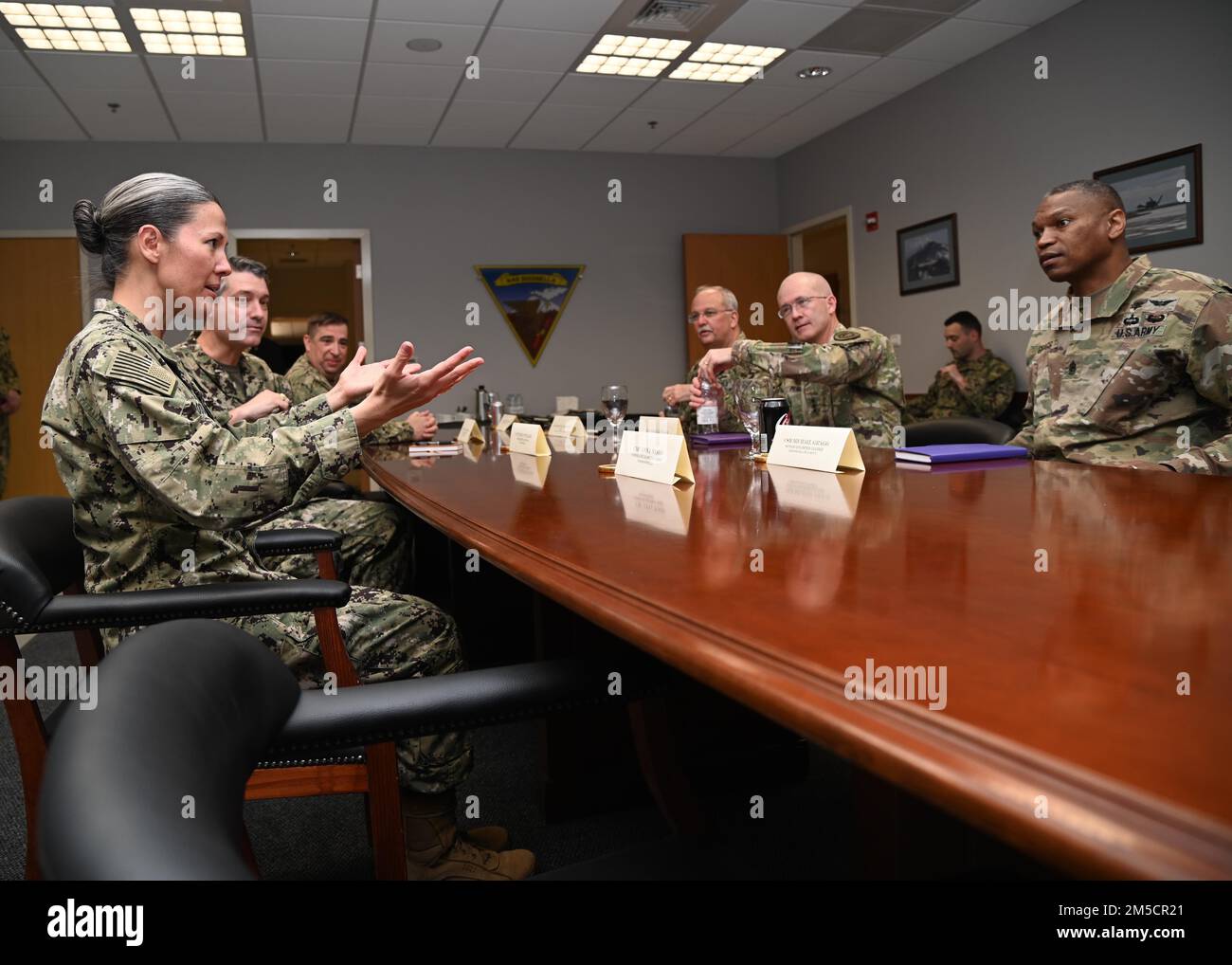 220302-N-OX321-1021 STAZIONE AERONAVALE SIGONELLA, Italia (2 marzo 2022) Stazione aeronavale Sigonella la leadership incontra il Lt. Gen. Ron Place, direttore della Defense Health Agency e Bruce Gillingham, chirurgo generale degli Stati Uniti Navy, su NAS Sigonella, 2 marzo 2022. La posizione strategica di NAS Sigonella consente alle forze nazionali degli Stati Uniti, alleate e partner di implementare e rispondere come richiesto per garantire sicurezza e stabilità in Europa, Africa e comando centrale. Foto Stock