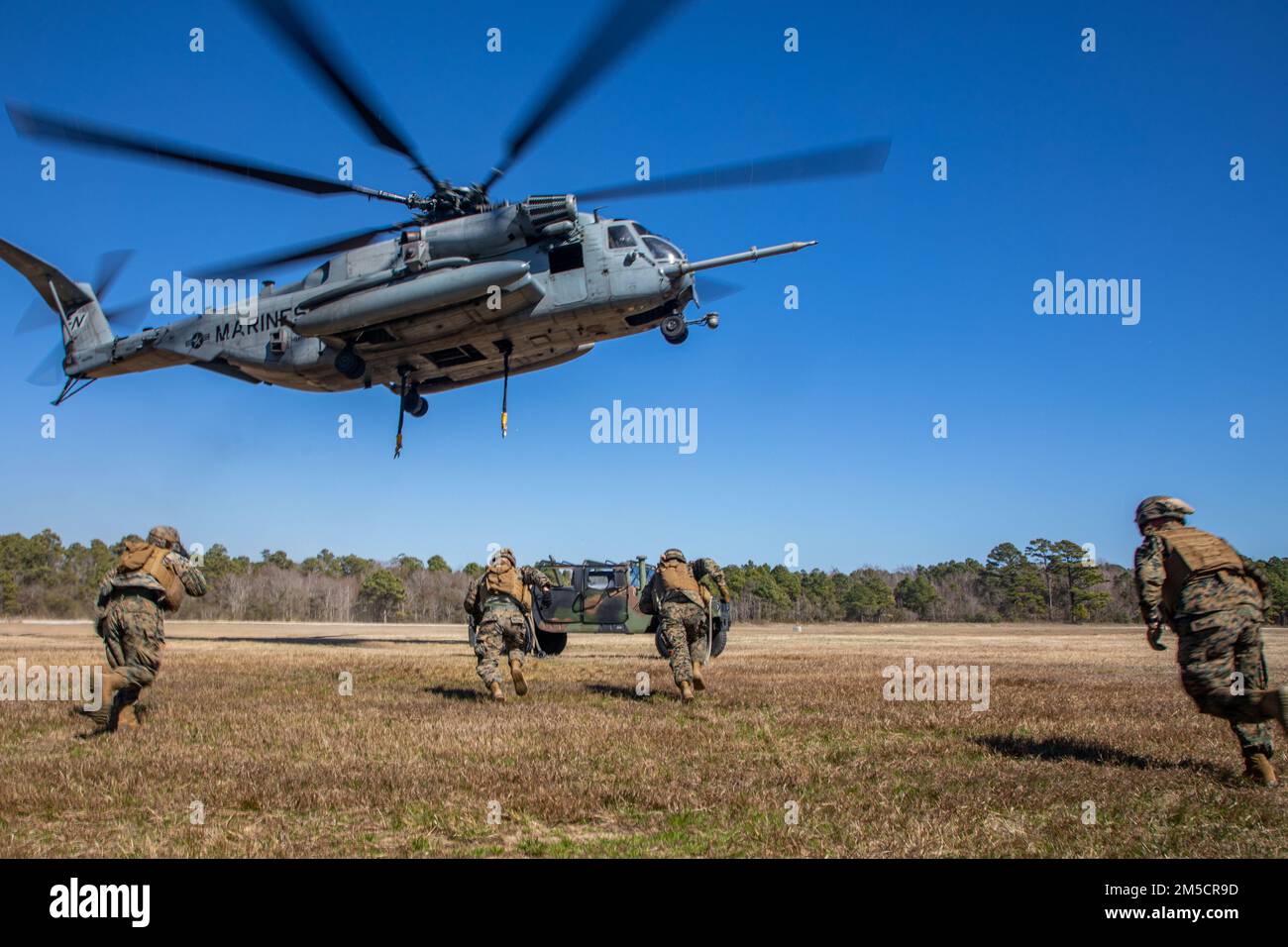 STATI UNITI Marines con Battle Logistics Battalion 24 condurre addestramento elicottero di supporto team (HST) durante il CLB 24 FEX a Camp Lejeune, North Carolina, 2 marzo 2022. Marines con CLB 24 e HMH-464 eseguì l'operazione per aumentare la competenza sul campo di battaglia e la preparazione al combattimento. Foto Stock