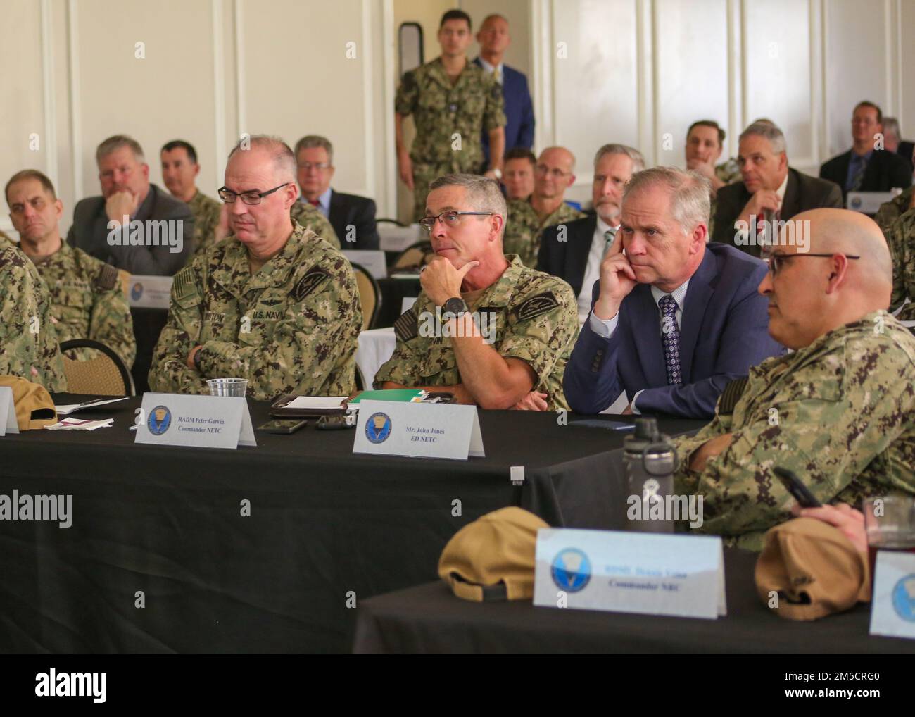 PENSACOLA, Fla. (2 marzo 2022) da sinistra, Naval Education and Training Command (NETC) Deputy Commander Rear ADM. Scott Ruston, NETC Commander Rear ADM. Pete Garvin e NETC Executive Director John Jones Ascolta una breve presentazione durante la primavera NETC offsite alla Naval Air Station Pensacola. L'incontro è stato un'opportunità per la leadership di dominio NETC/MyNavy HR Force Development di discutere una serie di priorità e questioni che si estendono attraverso la missione "strada per la flotta" di reclutamento, formazione e consegna di combattenti pronti per il combattimento alla flotta. Foto Stock