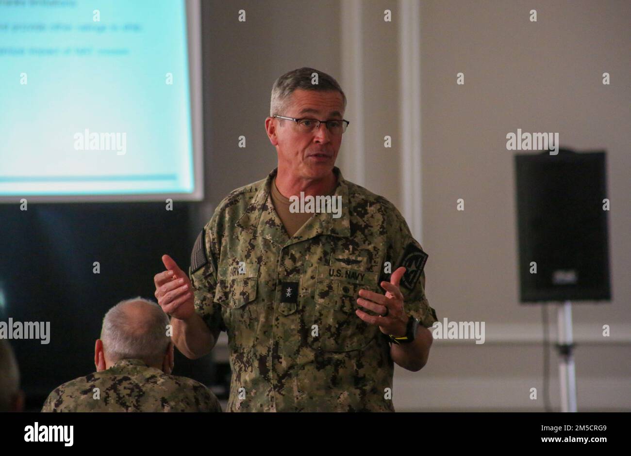 PENSACOLA, Fla. (2 marzo 2022) Pete Garvin, comandante, Naval Education and Training Command (NETC) parla con i leader di tutto il dominio NETC/MyNavy HR Force Development durante un offsite primaverile presso la Naval Air Station Pensacola. L’incontro è stato un’occasione per discutere una serie di priorità e questioni che si estendono attraverso la missione “da strada a flotta” di reclutamento, formazione e consegna alla flotta di combattenti pronti per il combattimento. Foto Stock