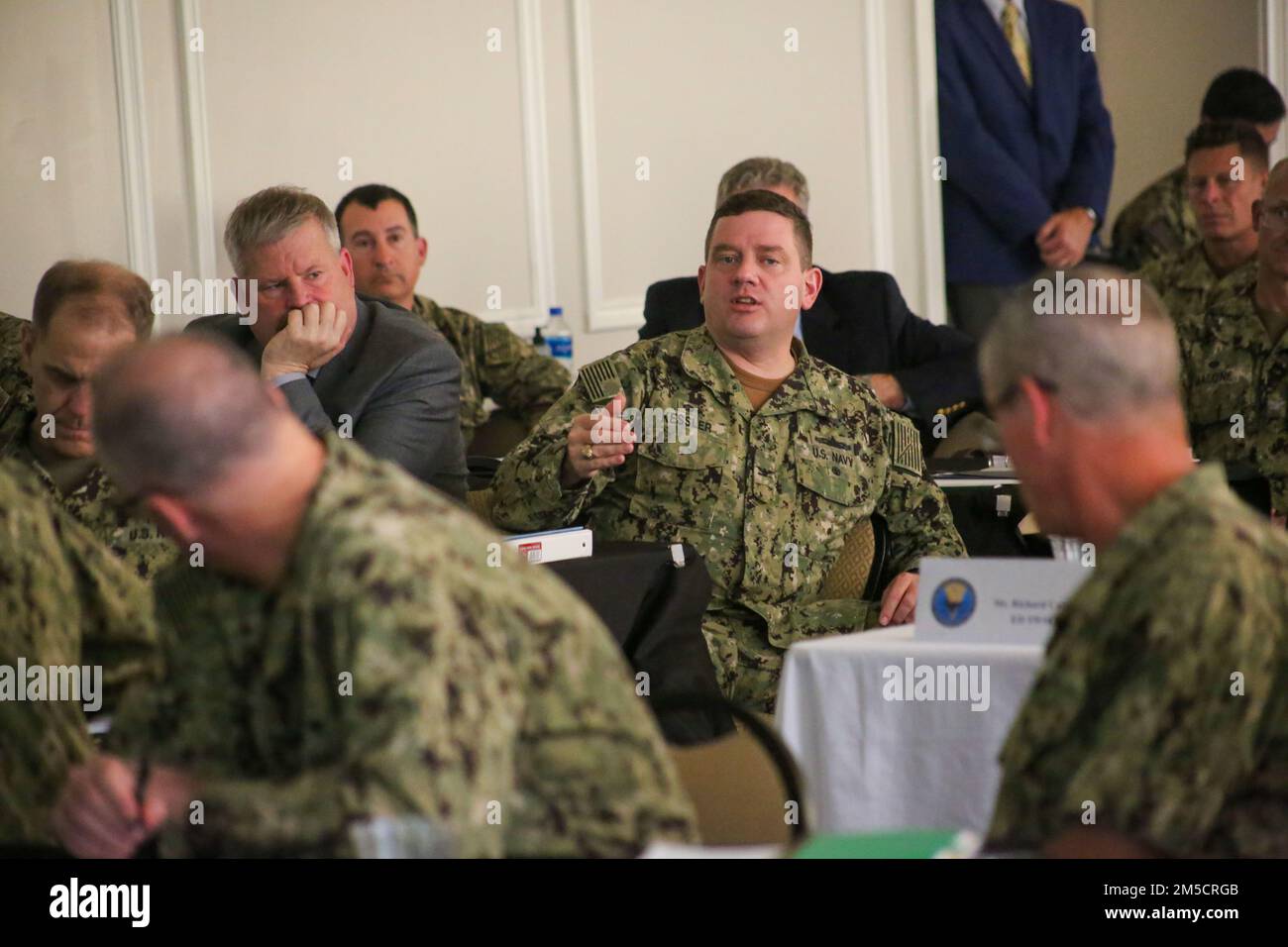 PENSACOLA, Fla. (2 marzo 2022) il capitano George A. Kessler, Jr., commodore, Surface Combat Systems Training Command, fornisce un feedback a Pete Garvin, comandante, Naval Education and Training Command (NETC), durante una breve presentazione presso un sito primaverile presso la Naval Air Station Pensacola. L'incontro è stato un'opportunità per la leadership di dominio NETC/MyNavy HR Force Development di discutere una serie di priorità e questioni che si estendono attraverso la missione "strada per la flotta" di reclutamento, formazione e consegna di combattenti pronti per il combattimento alla flotta. Foto Stock