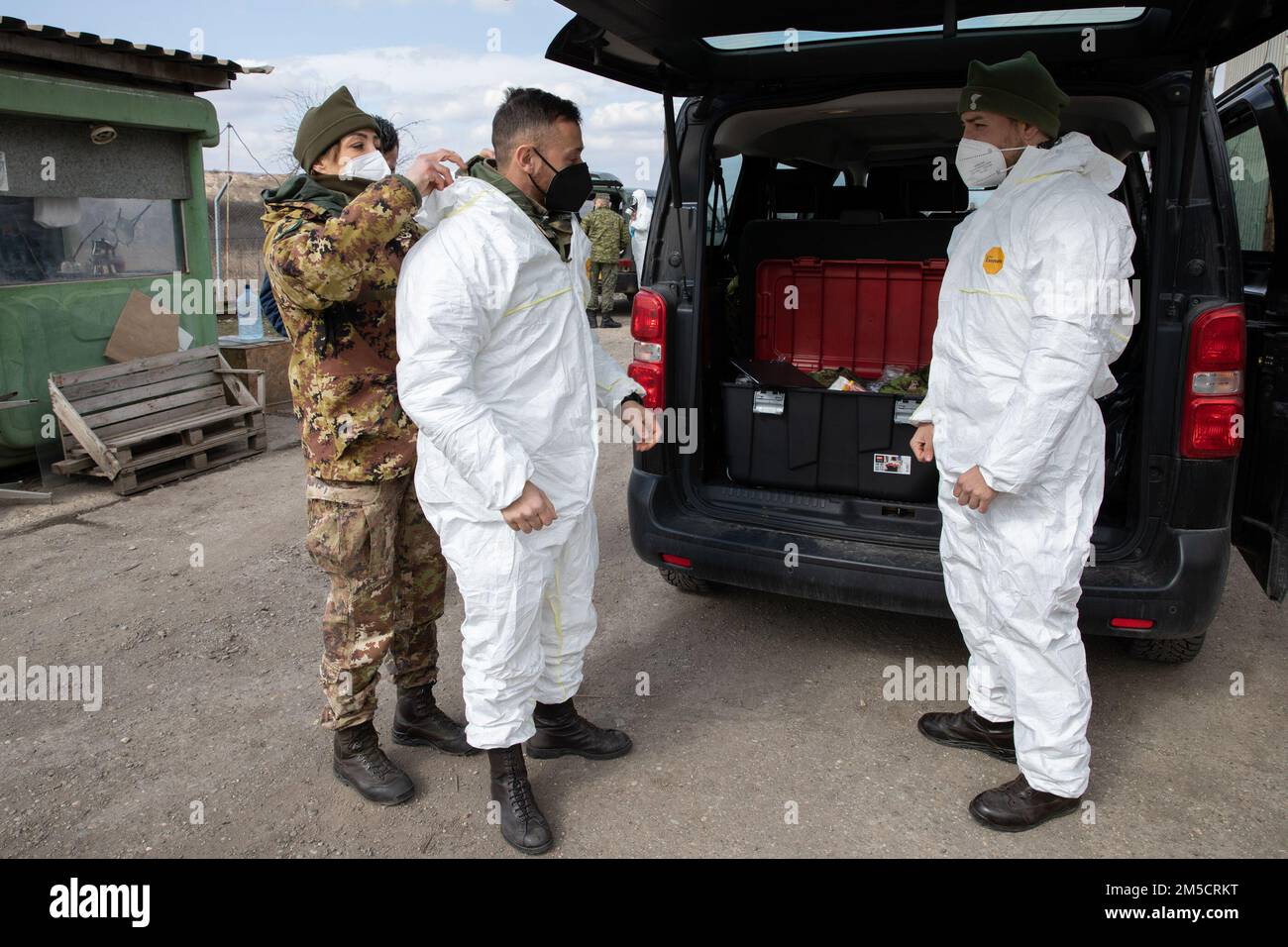 Membri del servizio del team di ricognizione chimico, biologico, radiologico e nucleare, o CBRN, Forze Armate Italiane, Kossovo Force Regional Command-West, preparatevi ad ispezionare le aree di stoccaggio della Kossovo Energy Corporation - Kosova B centrale di produzione di energia vicino Pristina, Kosovo, 2 marzo 2022. I dati raccolti durante le visite alla stazione di combustione della lignite aiutano i leader a valutare il rischio tattico che questo impianto potrebbe comportare per l'area di responsabilità del comando regionale-est. Foto Stock