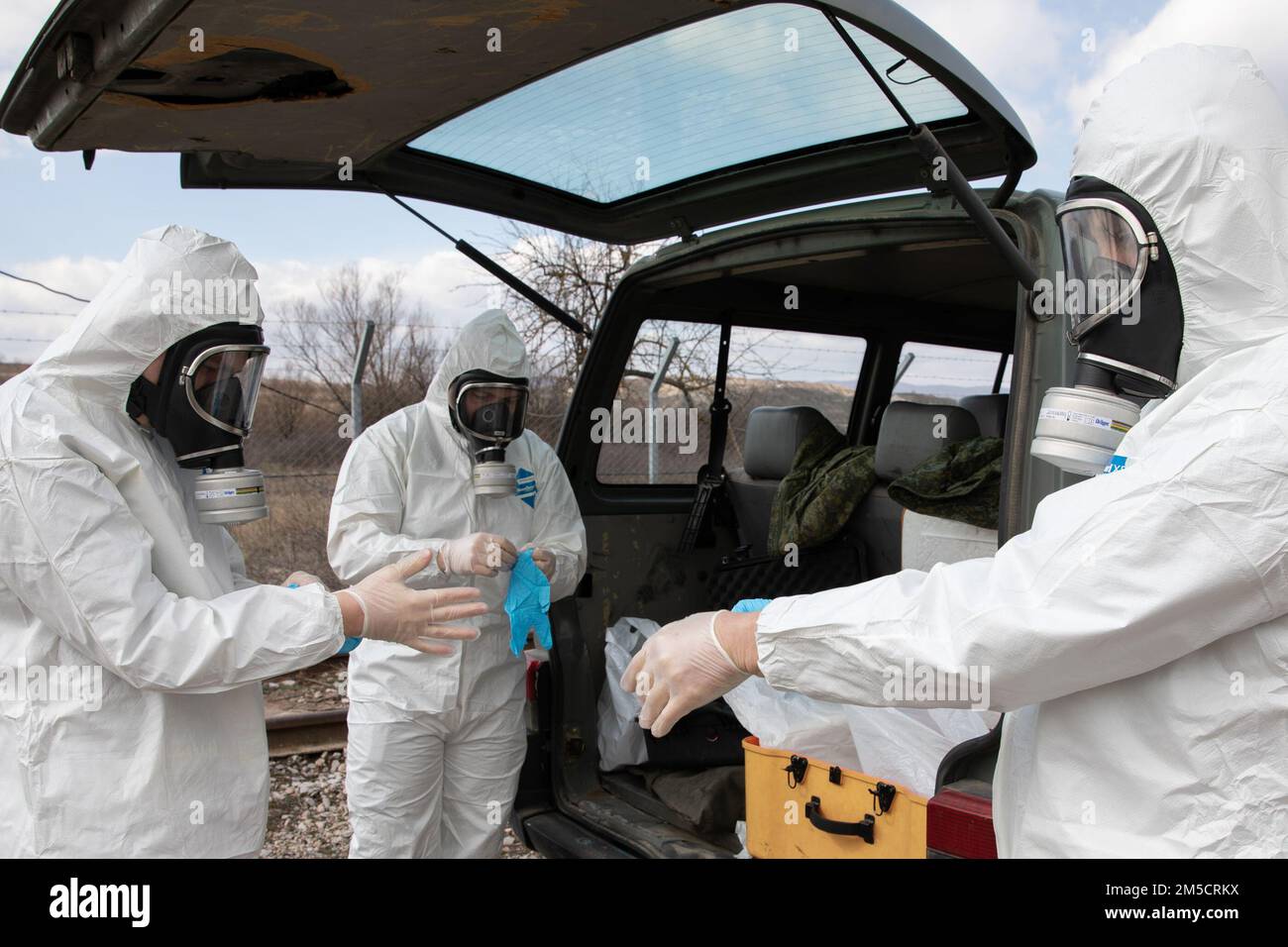 Membri del servizio del gruppo di ricognizione chimico, biologico, radiologico e nucleare, o CBRN, Kossovo Security Force, preparatevi a ispezionare le aree di stoccaggio della Kossovo Energy Corporation - centrale di produzione di energia Kosova B vicino Pristina, Kosovo, 2 marzo 2022. I dati raccolti durante le visite alla stazione di combustione della lignite aiutano i leader a valutare il rischio tattico che questo impianto potrebbe comportare per l'area di responsabilità del comando regionale-est. Foto Stock