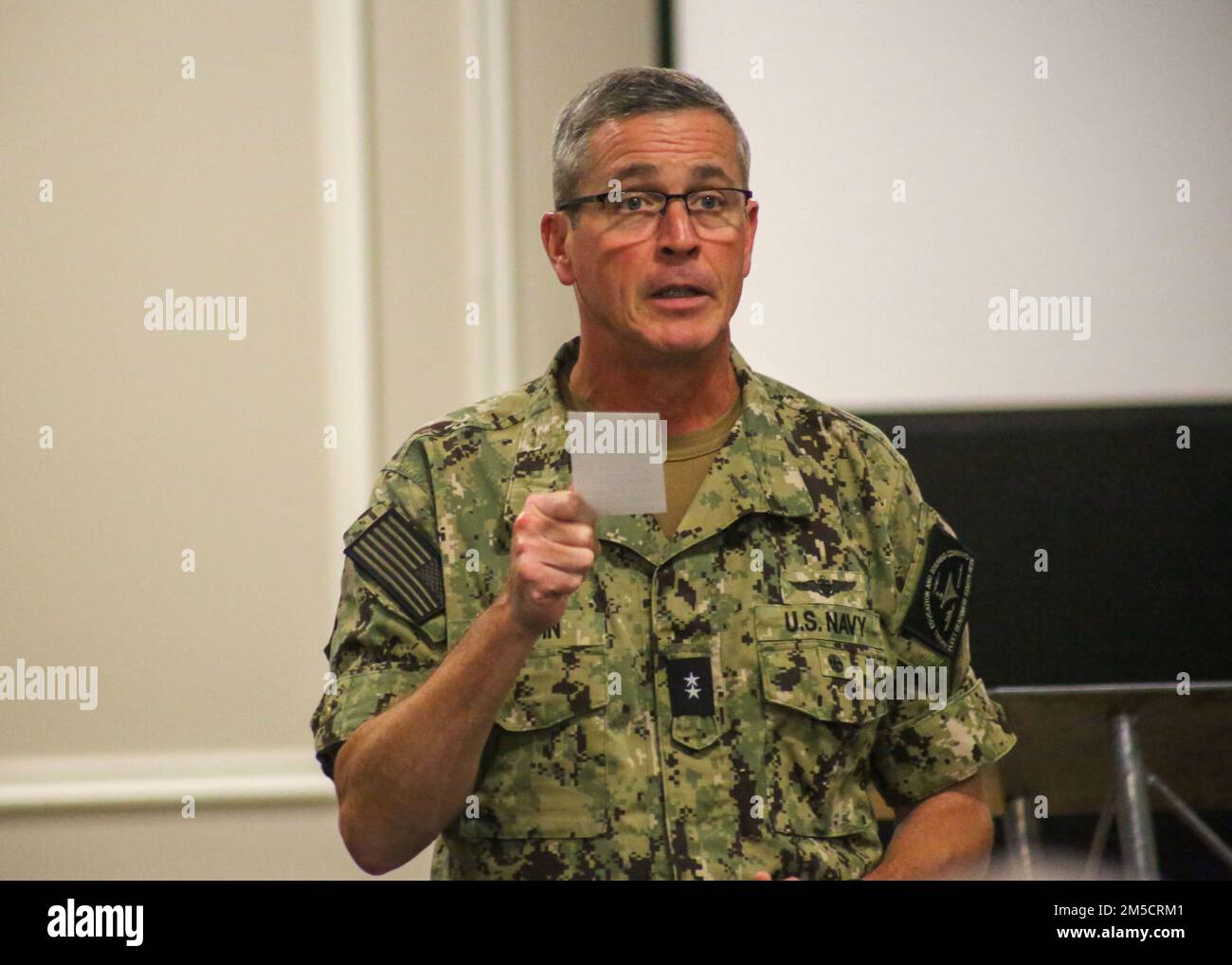 PENSACOLA, Fla. (2 marzo 2022) posteriore ADM. Pete Garvin, comandante, Naval Education and Training Command (NETC), ringrazia i leader di tutto il dominio NETC/MyNavy HR Force Development alla fine di un offsite primaverile presso la Naval Air Station Pensacola. I leader si sono riuniti per discutere una serie di priorità e questioni che si estendono attraverso la missione di reclutamento, addestramento e consegna alla flotta di combattenti pronti per il combattimento. Foto Stock