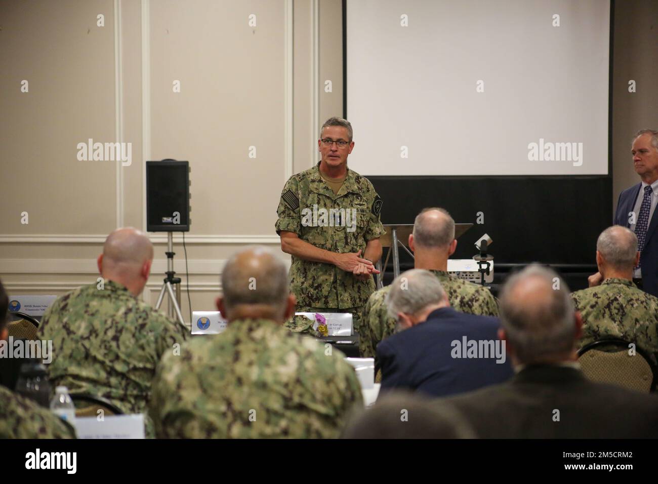 PENSACOLA, Fla. Pete Garvin, comandante, Naval Education and Training Command (NETC), offre i suoi pensieri di chiusura ai leader di tutto il dominio NETC/MyNavy HR Force Development alla fine di un offsite primaverile presso la Naval Air Station Pensacola. (2 marzo 2022) l'ADM posteriore Pete Garvin, comandante, Naval Education and Training Command (NETC). I leader si sono riuniti per discutere una serie di priorità e questioni che riguardano la missione “da strada a flotta” di reclutare, formare e consegnare alla flotta combattenti pronti per il combattimento. Foto Stock