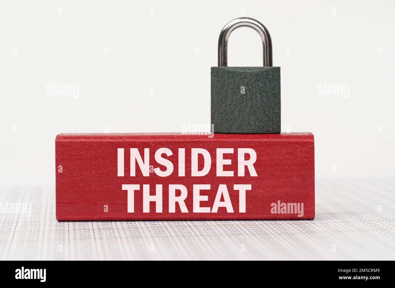 Concetto aziendale e di sicurezza. Sui rapporti c'è un blocco rosso con l'iscrizione - Insider Threat e un lucchetto. Foto Stock