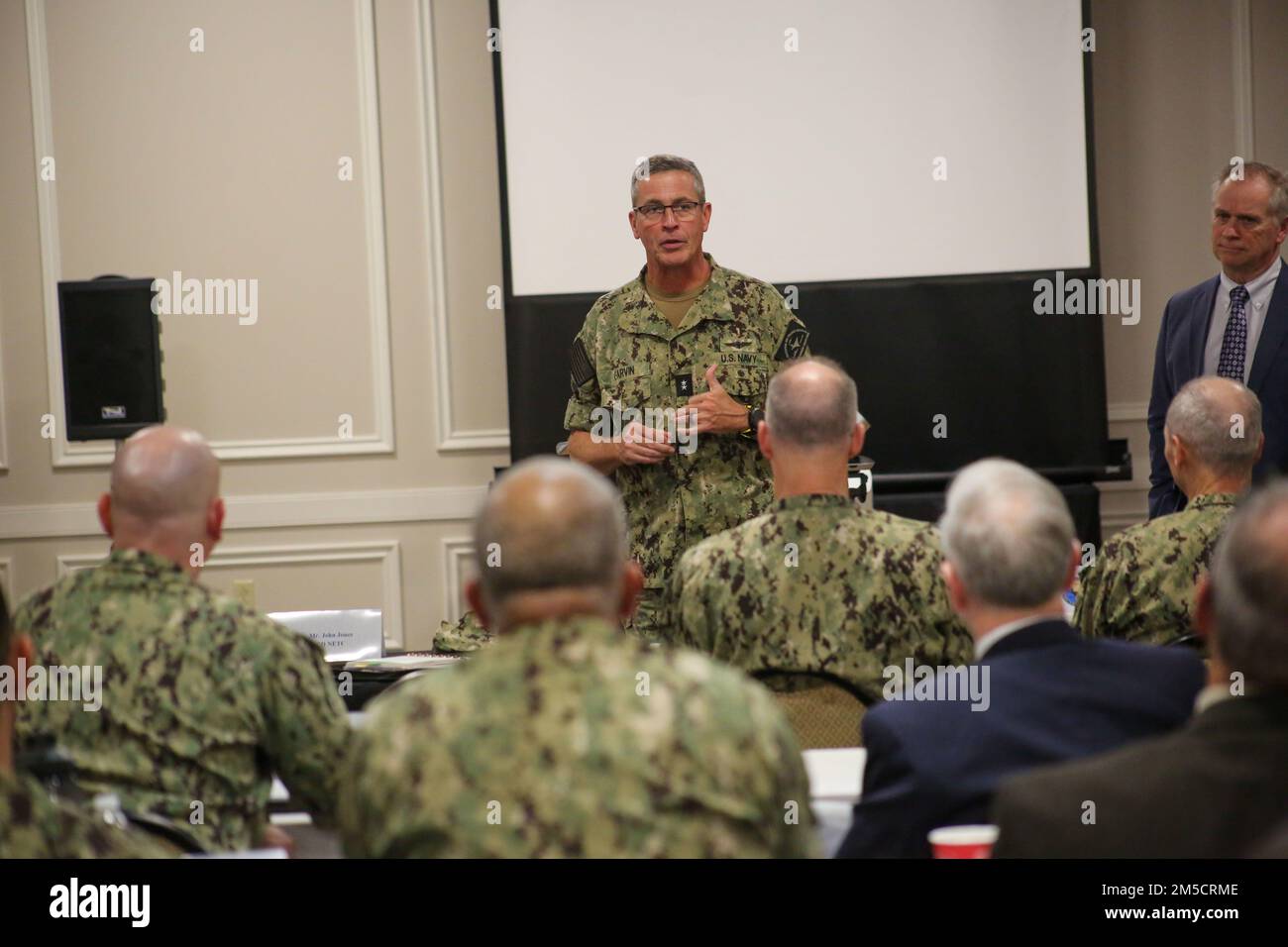 PENSACOLA, Fla. Pete Garvin, comandante, Naval Education and Training Command (NETC), offre i suoi pensieri di chiusura ai leader di tutto il dominio NETC/MyNavy HR Force Development alla fine di un offsite primaverile presso la Naval Air Station Pensacola. (2 marzo 2022) l'ADM posteriore Pete Garvin, comandante, Naval Education and Training Command (NETC). I leader si sono riuniti per discutere una serie di priorità e questioni che riguardano la missione “da strada a flotta” di reclutare, formare e consegnare alla flotta combattenti pronti per il combattimento. Foto Stock