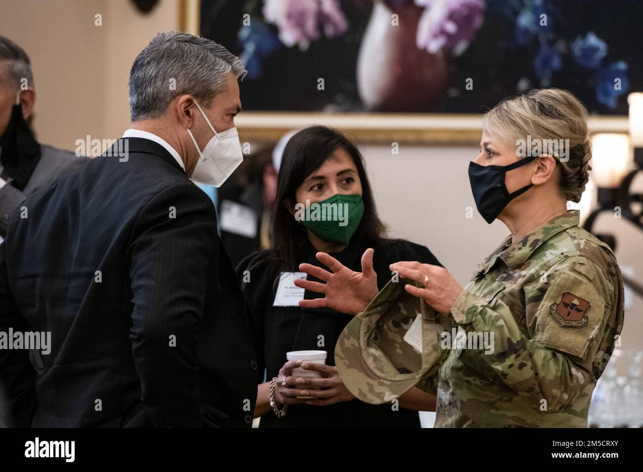 Brig. Il generale Caroline Miller, 502D Air base Wing e Joint base San Antonio Commander, parla con il sindaco di San Antonio Ron Nirenberg e la Dr. Adriana Rocha Garcia, City Council District 4 prima dell'evento state of JBSA, 2 marzo 2022, a JBSA-Lackland, Texas. I leader militari della comunità e della JBSA hanno ricevuto un riepilogo delle attività della JBSA nel corso del 2021 e un aggiornamento sul suo status futuro. Foto Stock