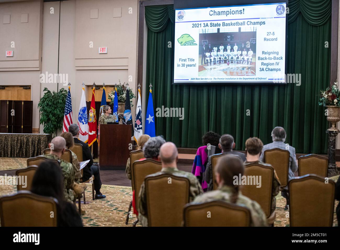Brig. Genesi Caroline Miller, 502D Air base Wing e Joint base San Antonio comandante, briefing comunità e leader JBSA allo Stato di JBSA evento, 2 marzo 2022 a JBSA-Lackland, Texas. Miller ha fornito un riepilogo delle attività di JBSA del 2021, seguito da un aggiornamento dello stato delle operazioni correnti e future. Foto Stock