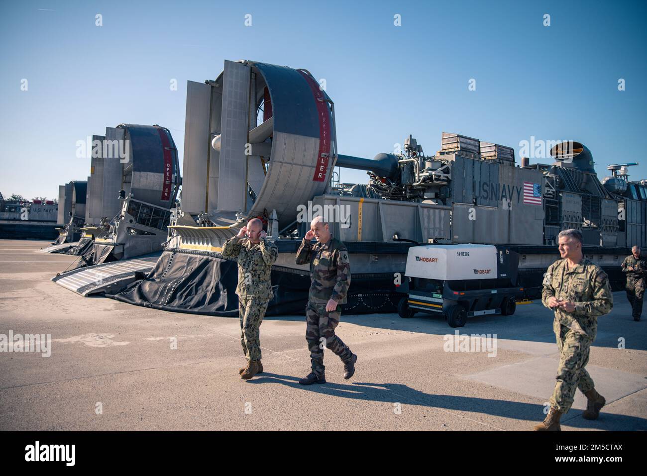 Ponte dell'esercito francese. Gen. Eric Ozanne, 6th Brigata blindata leggera (LAB) comandante generale, tour Assault Craft Unit 4 presso Joint Expeditionary base Little Creek, Virginia, 2 marzo 2022. La visita include eventi a Camp Lejeune e altre installazioni militari lungo la costa orientale. Lo scopo dell'impegno è quello di aumentare le relazioni tra i leader senior e fornire al LABORATORIO 6th una migliore comprensione delle future capacità di combattimento e delle opportunità di formazione del corpo marino. Foto Stock