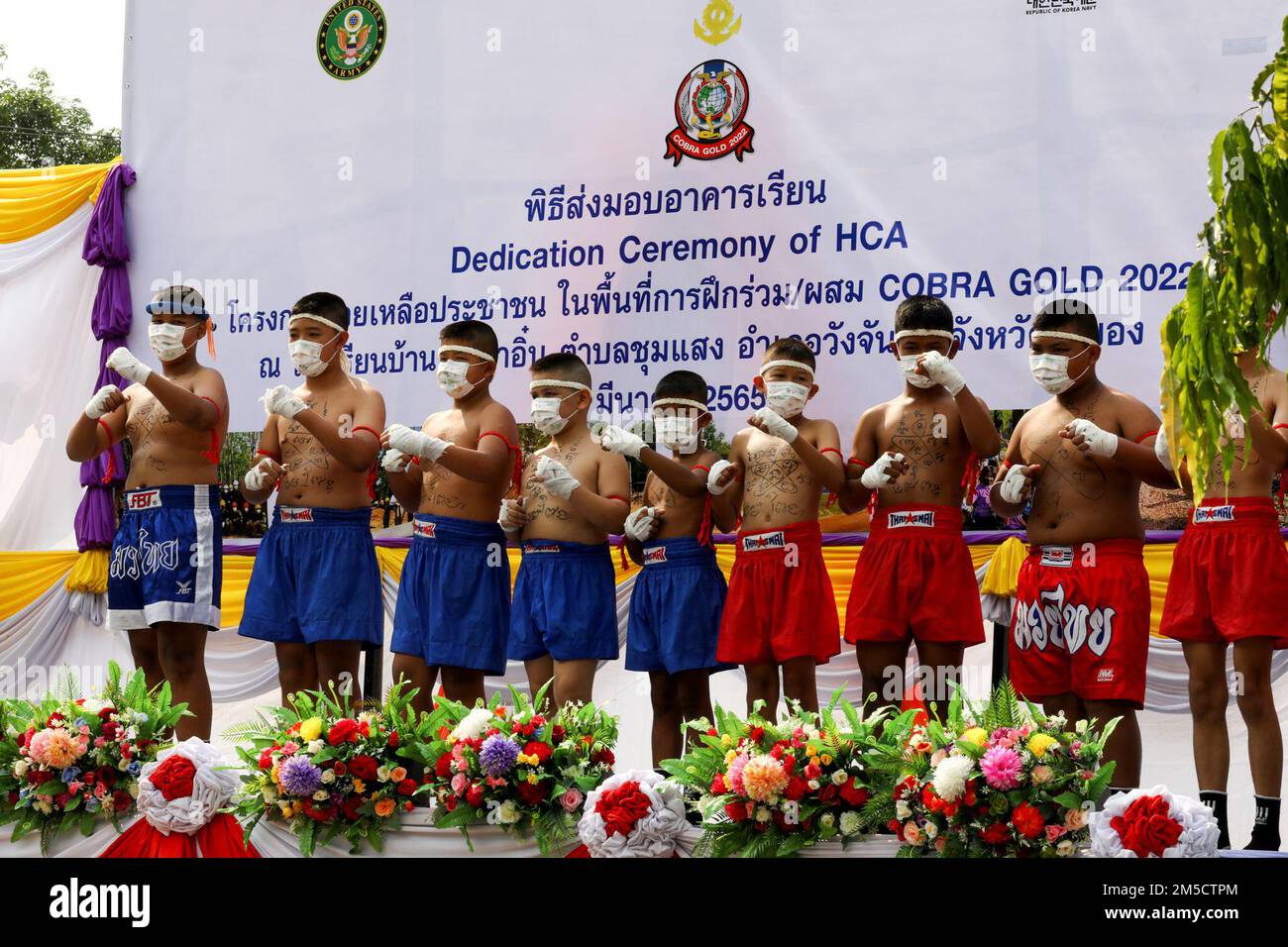 Gli studenti di arti marziali eseguono una routine cerimoniale Muay Thai durante la dedicazione di una nuova scuola costruita dalle forze militari statunitensi e indo-pacifiche come parte di Cobra Gold 2022 a Rayong, provincia di Rayong, Regno di Thailandia, 2 marzo 2022. CG 22 è l'iterazione nel 41st dell'esercizio di formazione internazionale che sostiene la preparazione e sottolinea il coordinamento sull'azione civica, l'assistenza umanitaria e i soccorsi in caso di catastrofi. Dal 22 febbraio al 4 marzo 2022, questo evento annuale che si svolge in varie località del Regno di Thailandia aumenta la capacità, la capacità e l'interoperabilità Foto Stock