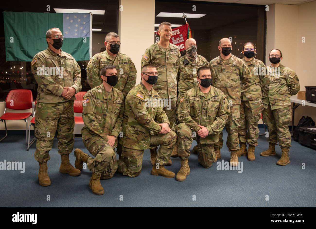 STATI UNITI Il generale dell'esercito Daniel R. Hokanson, capo dell'Ufficio della Guardia Nazionale, visita con i soldati della Guardia Nazionale del Vermont il giorno dopo lo Stato dell'Unione, a Washington D.C. Marzo 2, 2022. La Guardia Nazionale è stata attivata per supportare il Dipartimento di polizia Metropolitano del Distretto di Columbia e gli Stati Uniti Polizia del Campidoglio per l'assistenza al controllo del traffico in previsione delle prime dimostrazioni di Emendamento in città. Foto Stock