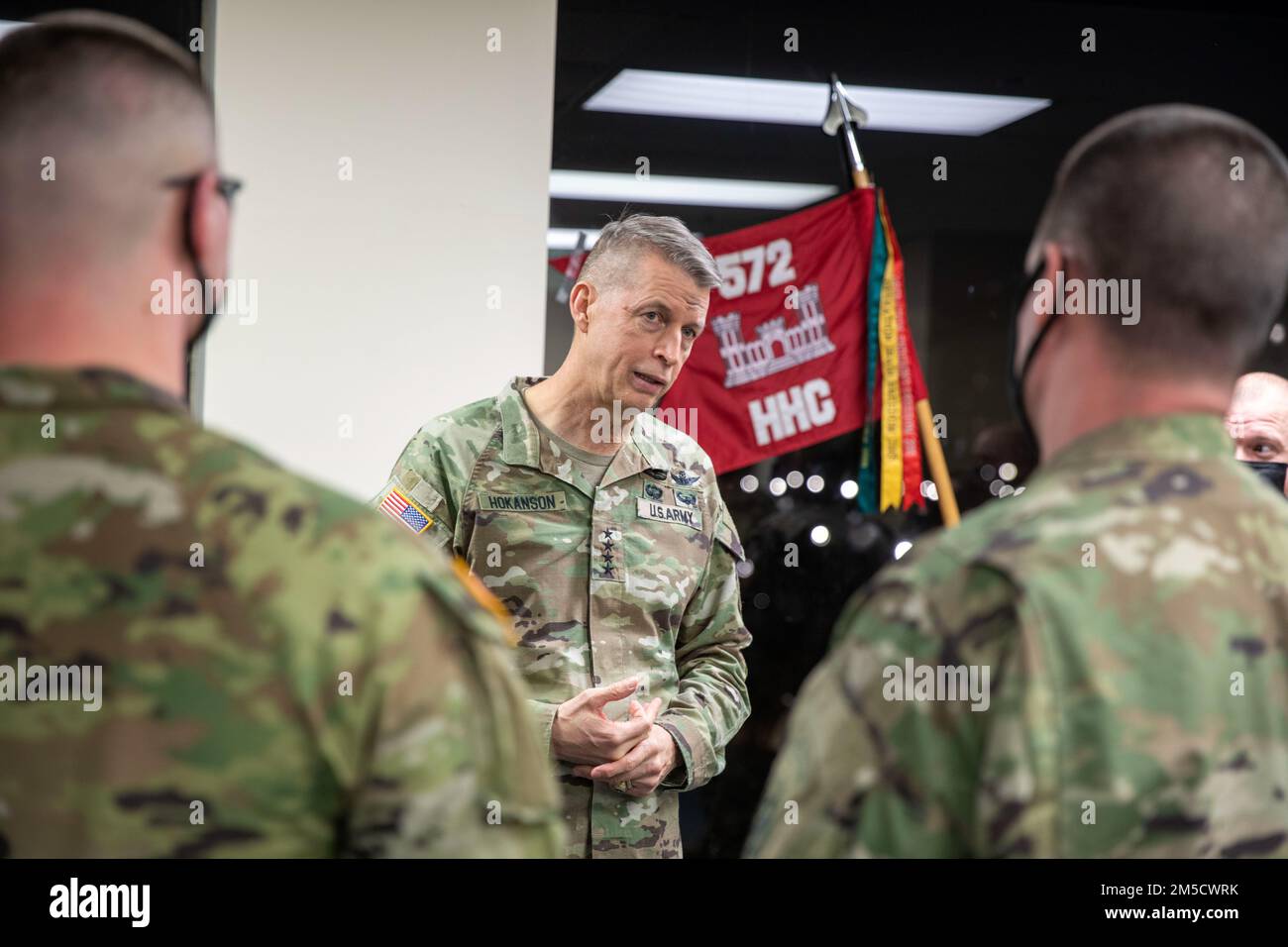 STATI UNITI Il generale dell'esercito Daniel R. Hokanson, capo dell'Ufficio della Guardia Nazionale, visita con i soldati della Guardia Nazionale del Vermont il giorno dopo lo Stato dell'Unione, a Washington D.C. Marzo 2, 2022. La Guardia Nazionale è stata attivata per supportare il Dipartimento di polizia Metropolitano del Distretto di Columbia e gli Stati Uniti Polizia del Campidoglio per l'assistenza al controllo del traffico in previsione delle prime dimostrazioni di Emendamento in città. Foto Stock