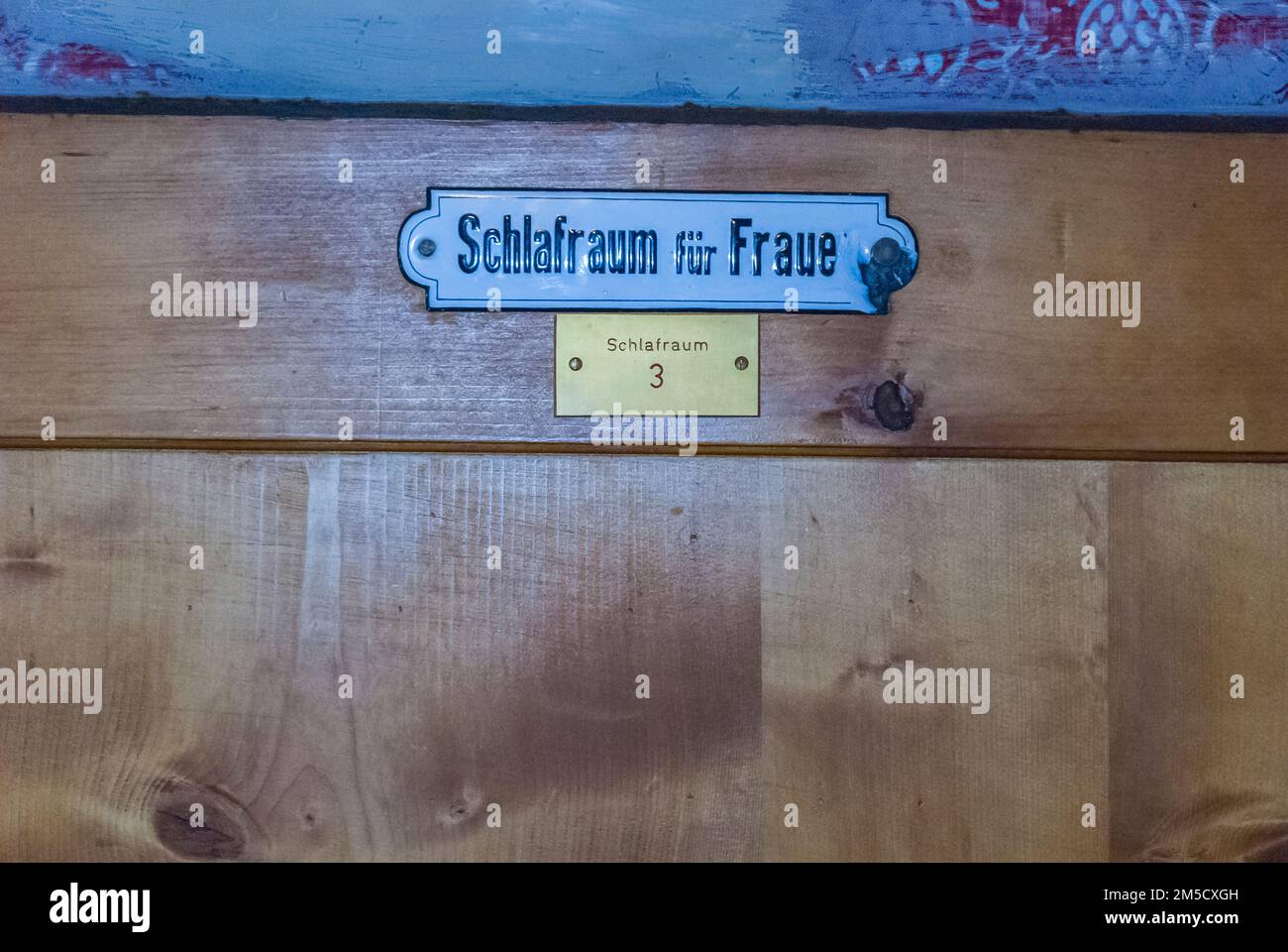 Immagine generale presso il Club Alpino Tedesco DAV Sektion Berlin, il rifugio Hohenzollern Haus, di proprietà di Berlino, riflette un'epoca passata Quando ci sono state camere appositamente riservate per le Signore in questa capanna molto affascinante sopra la valle Redurschertal e Radurscheralm vicino Il villaggio di Pfunds nelle Alpi Oetztal del Tirolo austriaco Foto Stock