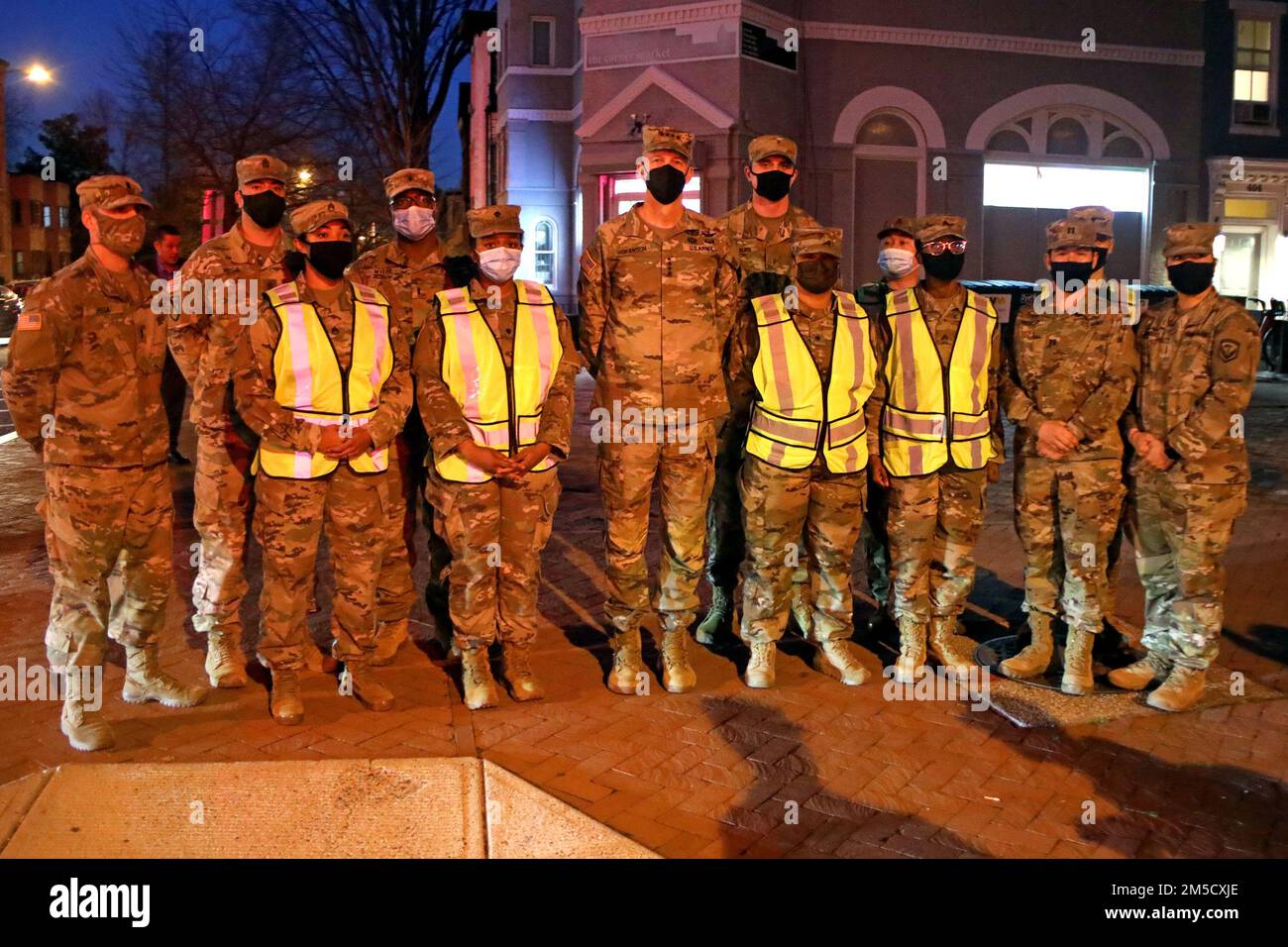 Soldati della Guardia Nazionale del New Jersey dalle 328th e 508th Società di polizia militare, 42nd Regional Support Group, New Jersey National Guard, posa per una foto di gruppo con gli Stati Uniti Daniel R. Hokanson, capo del National Guard Bureau, in un punto di controllo del traffico nel Distretto di Columbia, 2 marzo 2022. Hokanson visitò diversi TPC per ringraziare i soldati del New Jersey, Vermont e West Virginia per aver assistito il D.C. Guardia Nazionale che sostiene il D.C. Metropolitan Police Department e U.S. Polizia del Campidoglio con controllo del traffico in previsione delle prime dimostrazioni di Emendamento Foto Stock