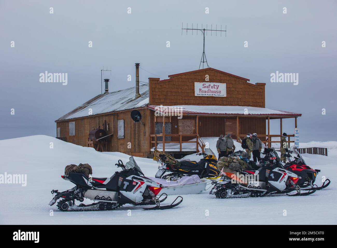 STATI UNITI Soldati dell'esercito con il 5/19th Special Forces Group(A), Colorado Army National Guard, conducono un addestramento di ricognizione con la Alaska state Defense Force lungo la costa occidentale dell'Alaska durante l'esercitazione Arctic Eagle - Patriot a Nome, Alaska, 2 marzo 2022. Esercitazione Arctic Eagle-Patriot 2022 aumenta la capacità della Guardia Nazionale di operare in ambienti austeri e con temperature estremamente basse in tutta l'Alaska e la regione artica. AEP22 migliora la capacità dei partner tra agenzie militari e civili di rispondere a una serie di missioni di sicurezza in Alaska e nel territorio nazionale Foto Stock