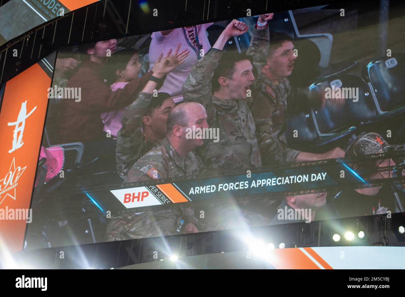 Steven Gilland, vice comandante generale, III corpo armato, si impegna con il Colonnello Stephen G. Ruth, direttore della Task Force SORD (Strategic Officer Recruiting Detachment) presso l'Army ROTC alla fiera del bestiame di Houston e al Rodeo Armed Forces Appreciation Day, qui, 2 marzo 2022. Ogni anno lo Houston Livestock Show and Rodeo invita centinaia di militari al rodeo per una giornata di onorare il loro sacrificio per il nostro paese. Oltre 500 soldati e le loro famiglie provenienti da Fort Hood, Texas, hanno partecipato all'evento. Foto Stock